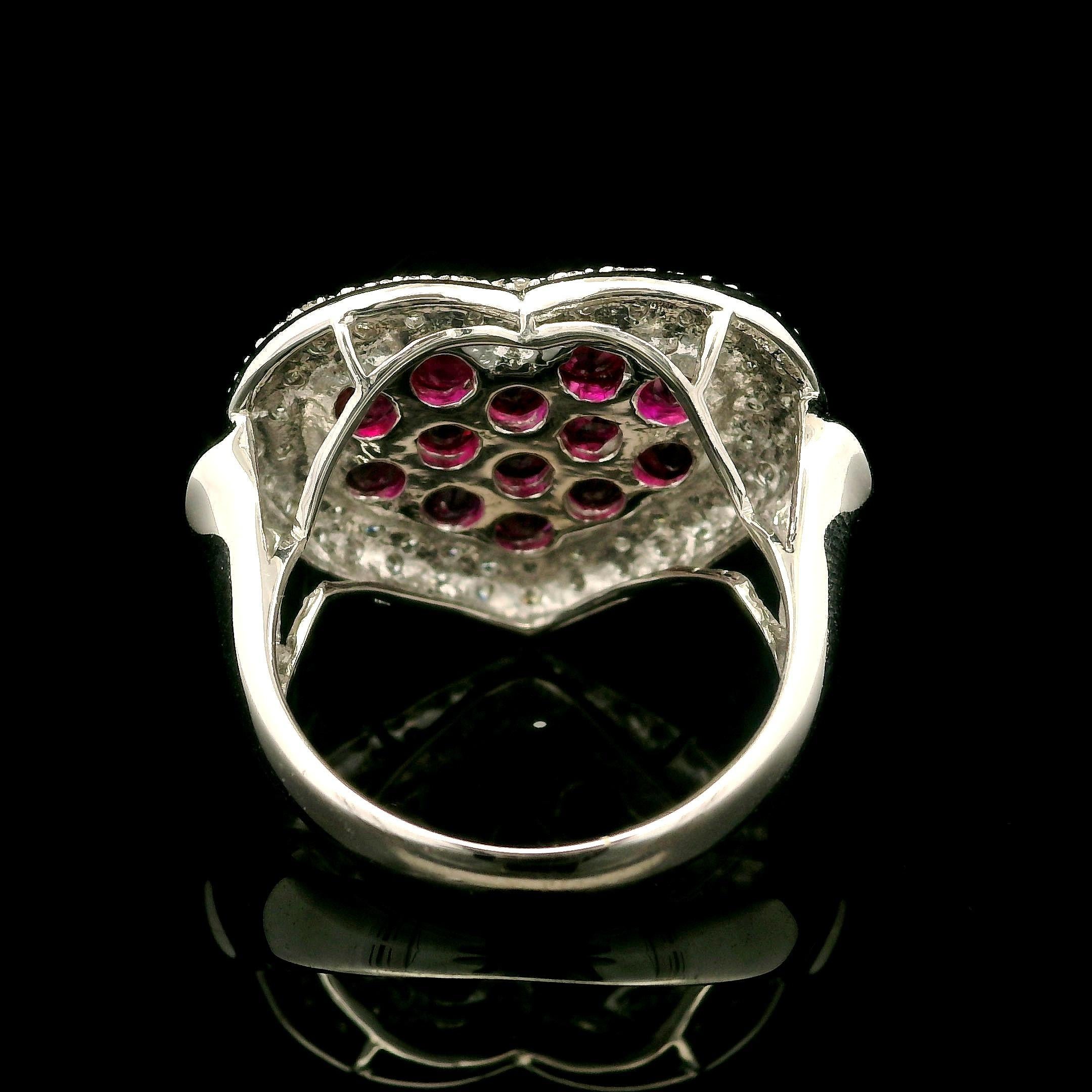 Taglio brillante Drammatico anello a cuore in oro bianco 18k GIA con rubino rosso di Birmania e diamanti da 2,80ctw in vendita