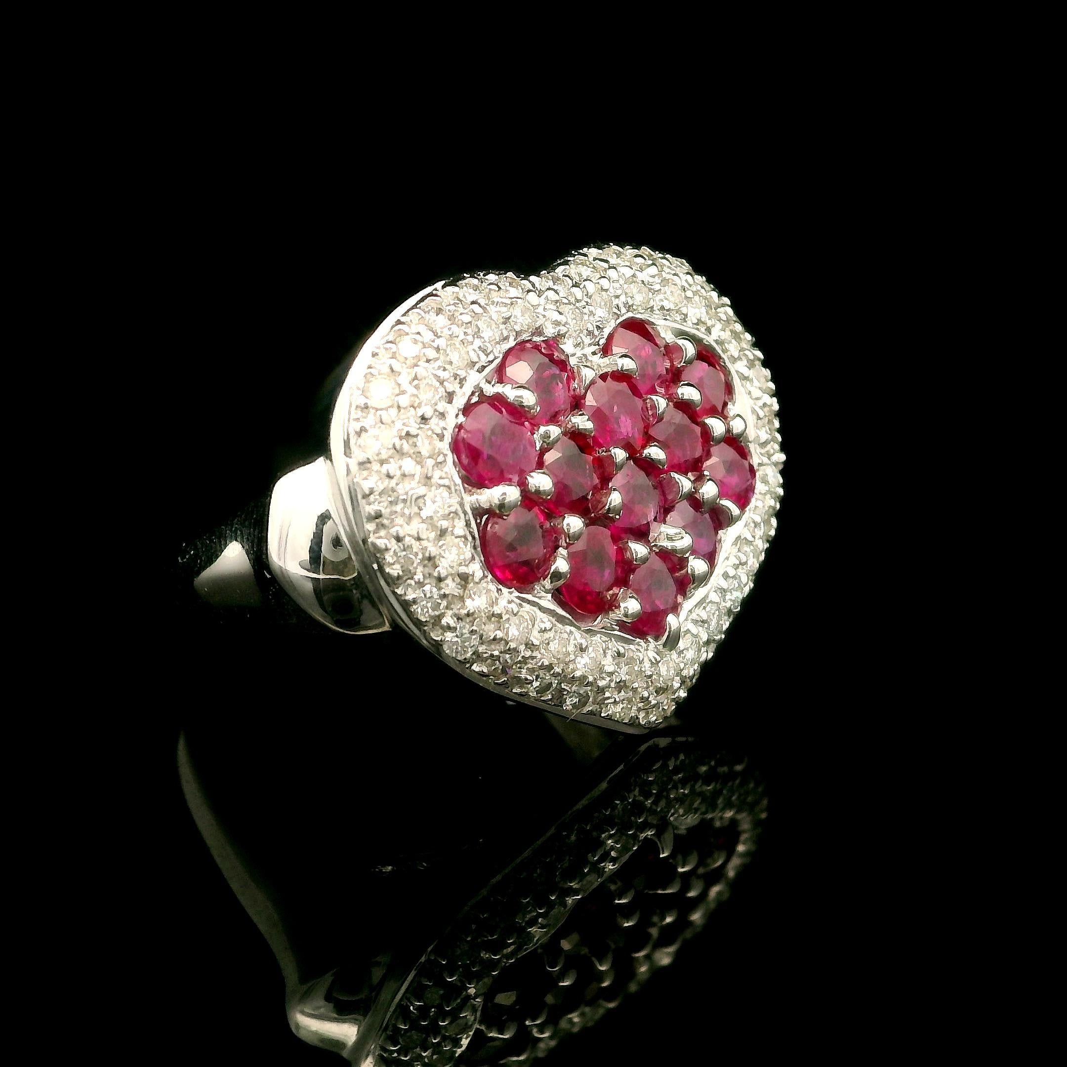 Drammatico anello a cuore in oro bianco 18k GIA con rubino rosso di Birmania e diamanti da 2,80ctw In condizioni ottime in vendita a Montclair, NJ