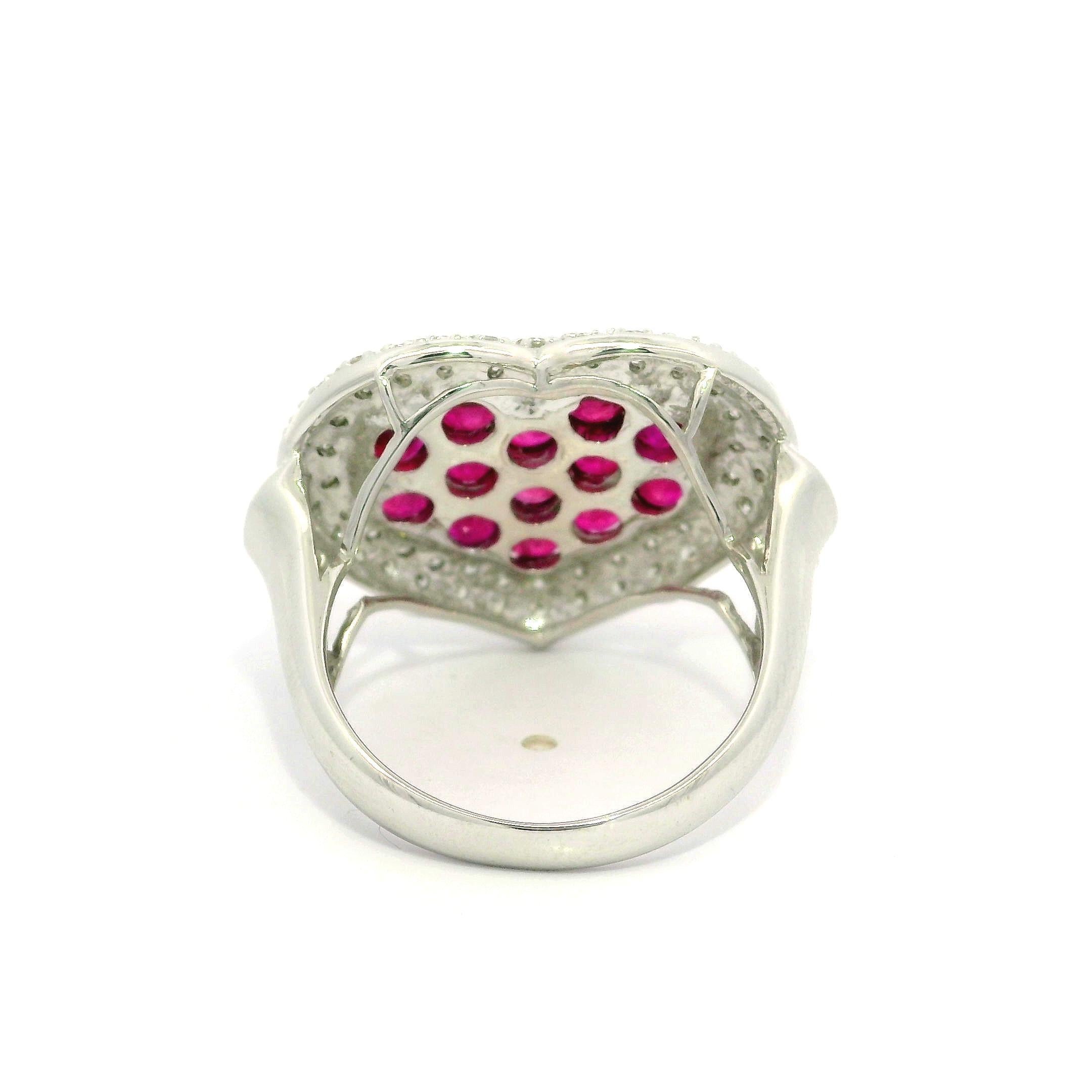 Drammatico anello a cuore in oro bianco 18k GIA con rubino rosso di Birmania e diamanti da 2,80ctw in vendita 3
