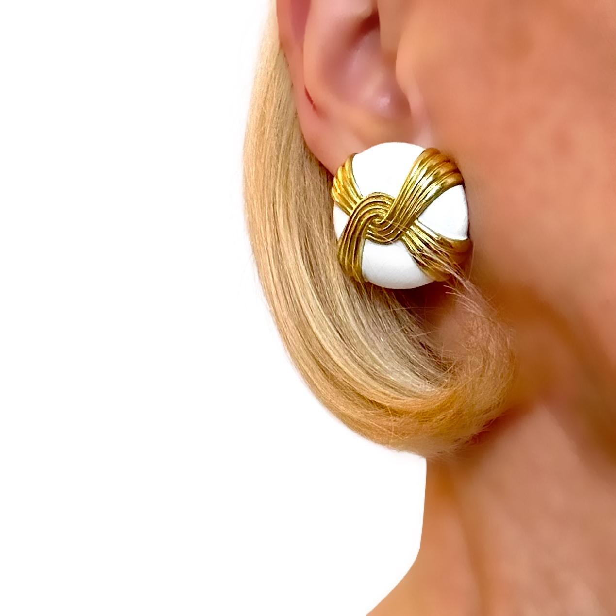 Dramatische Ohrringe aus 18 Karat Gelbgold und weißer Emaille von Andrew Clunn im Angebot 5