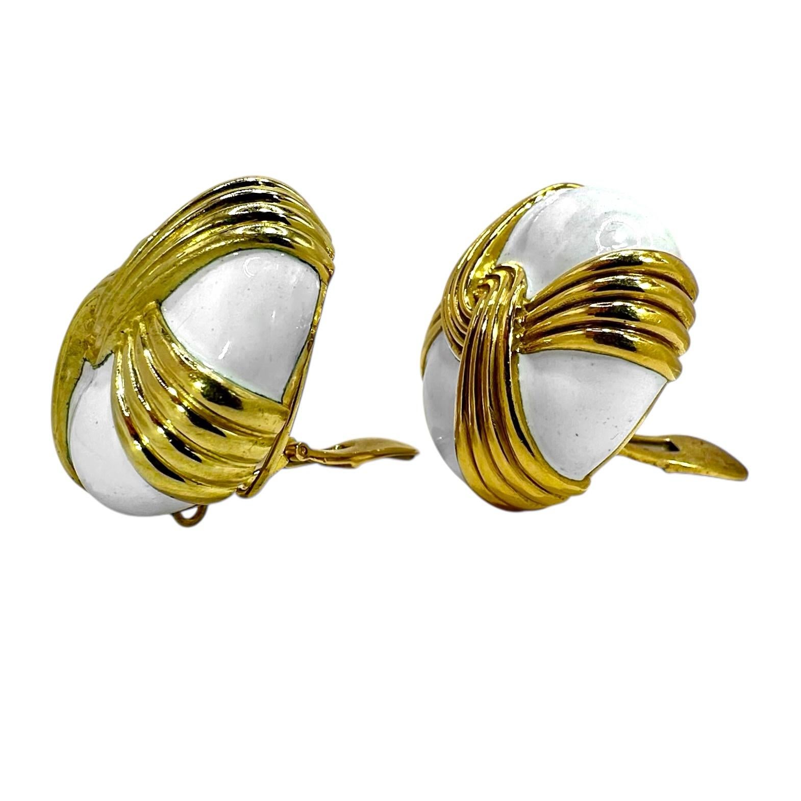 Dramatische Ohrringe aus 18 Karat Gelbgold und weißer Emaille von Andrew Clunn (Moderne) im Angebot