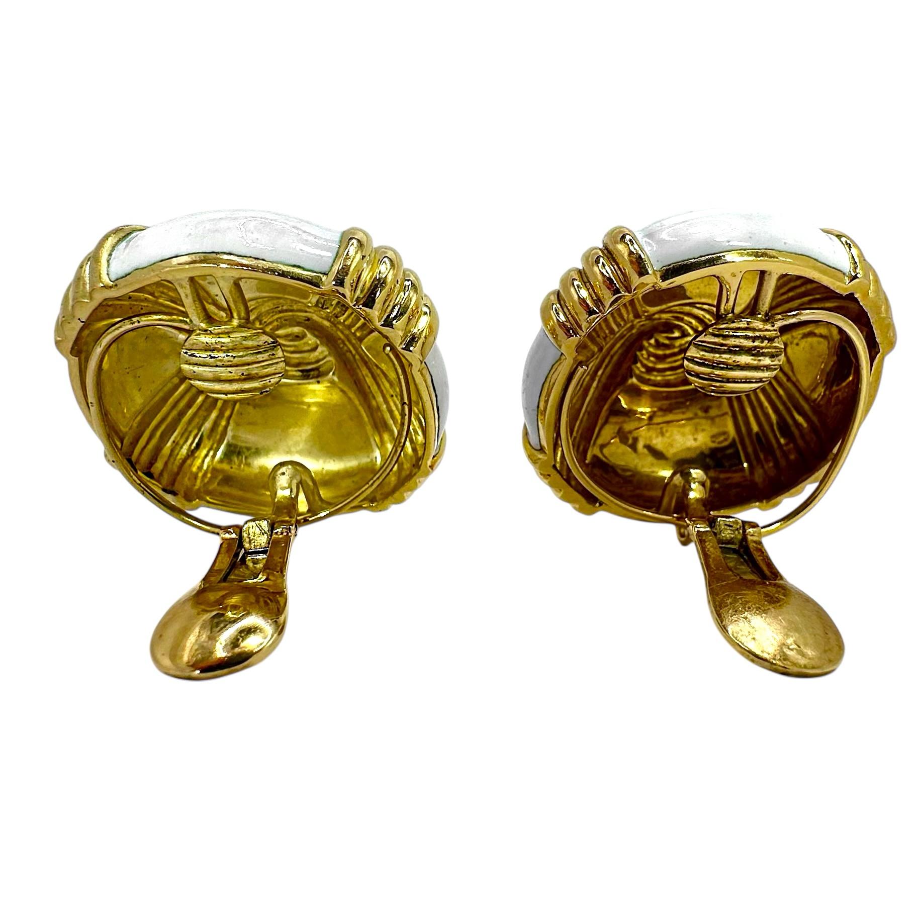 Dramatische Ohrringe aus 18 Karat Gelbgold und weißer Emaille von Andrew Clunn im Zustand „Gut“ im Angebot in Palm Beach, FL