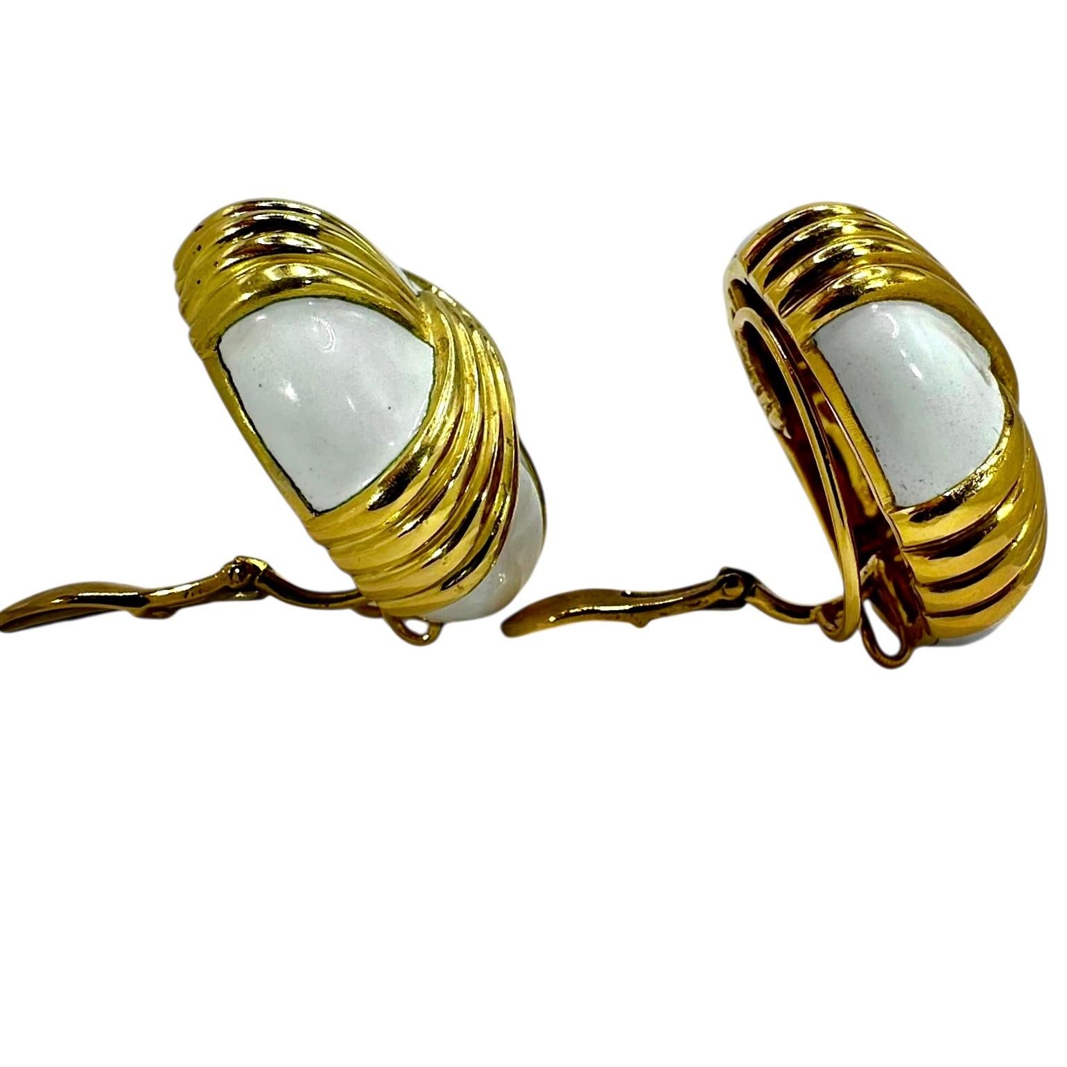 Dramatische Ohrringe aus 18 Karat Gelbgold und weißer Emaille von Andrew Clunn im Angebot 1