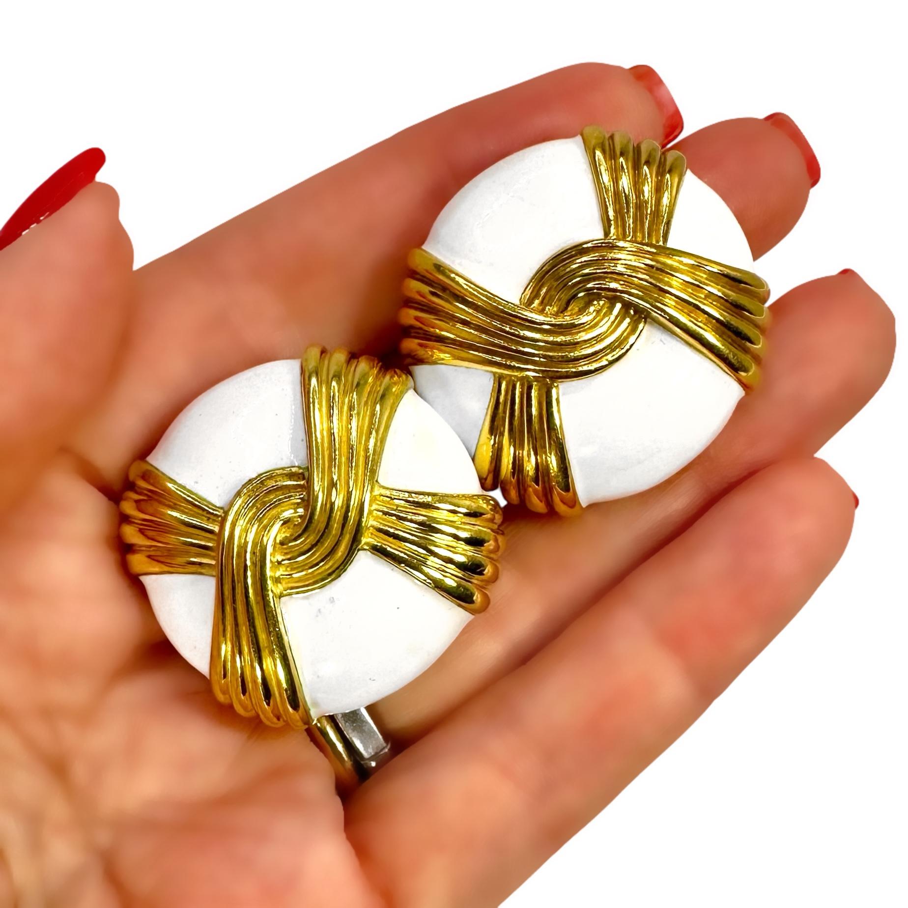 Dramatische Ohrringe aus 18 Karat Gelbgold und weißer Emaille von Andrew Clunn im Angebot 4
