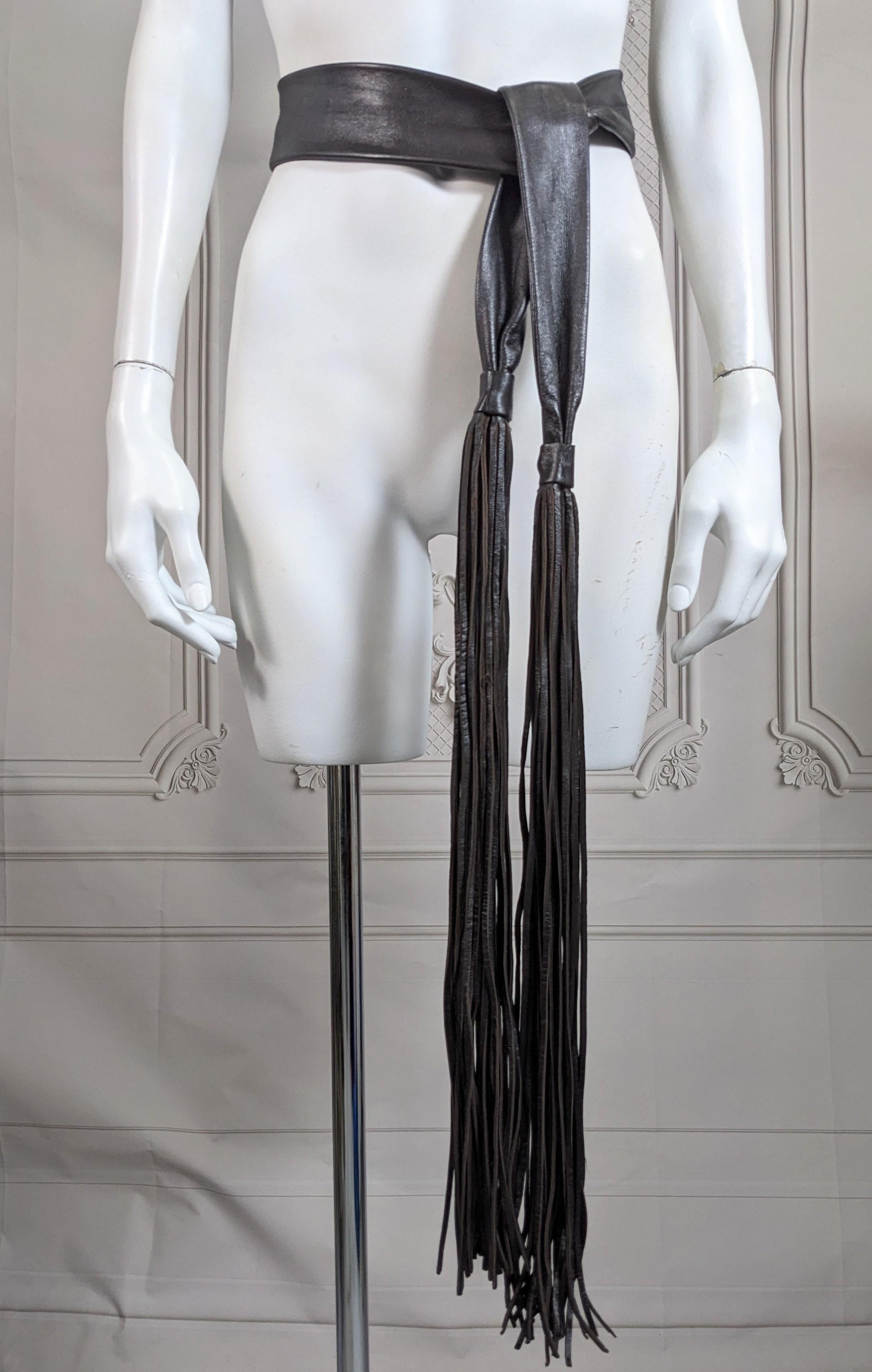 Drammatica fascia in pelle nera super morbida con nappe degli anni '80 da indossare come cintura o collana/accessorio. Super lungo e versatile, con lunghe nappe con frange, perfetto come accessorio di stile. Anni '80, USA. La fascia è di 42