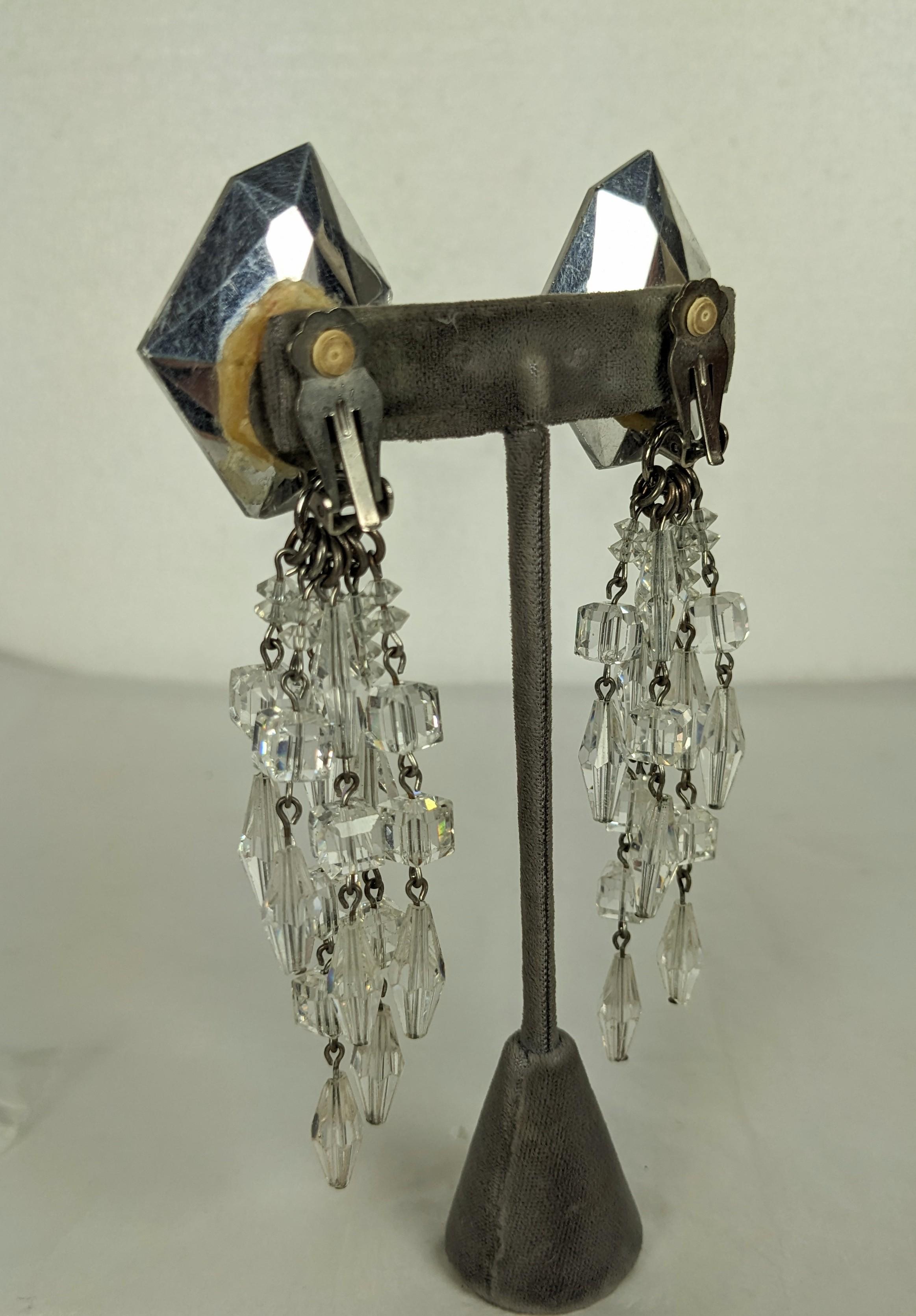 Drammatici e grandi orecchini a goccia di cristallo degli anni '80 nello stile di Wendy Gell. Grandi cristalli tagliati a fantasia sull'orecchio con una cascata di perline di cristallo sfaccettate sotto. Era l'epoca della pistola per colla a caldo,