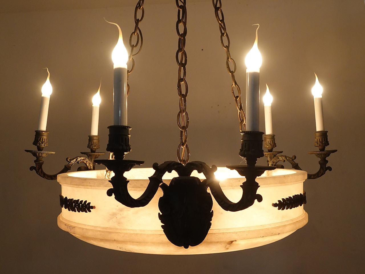 Français Lustre en albâtre 9 lumières de style Empire de 32 pouces de diamètre en vente