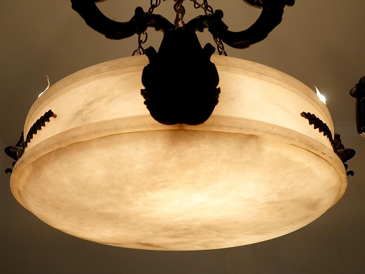 20ième siècle Lustre en albâtre 9 lumières de style Empire de 32 pouces de diamètre en vente