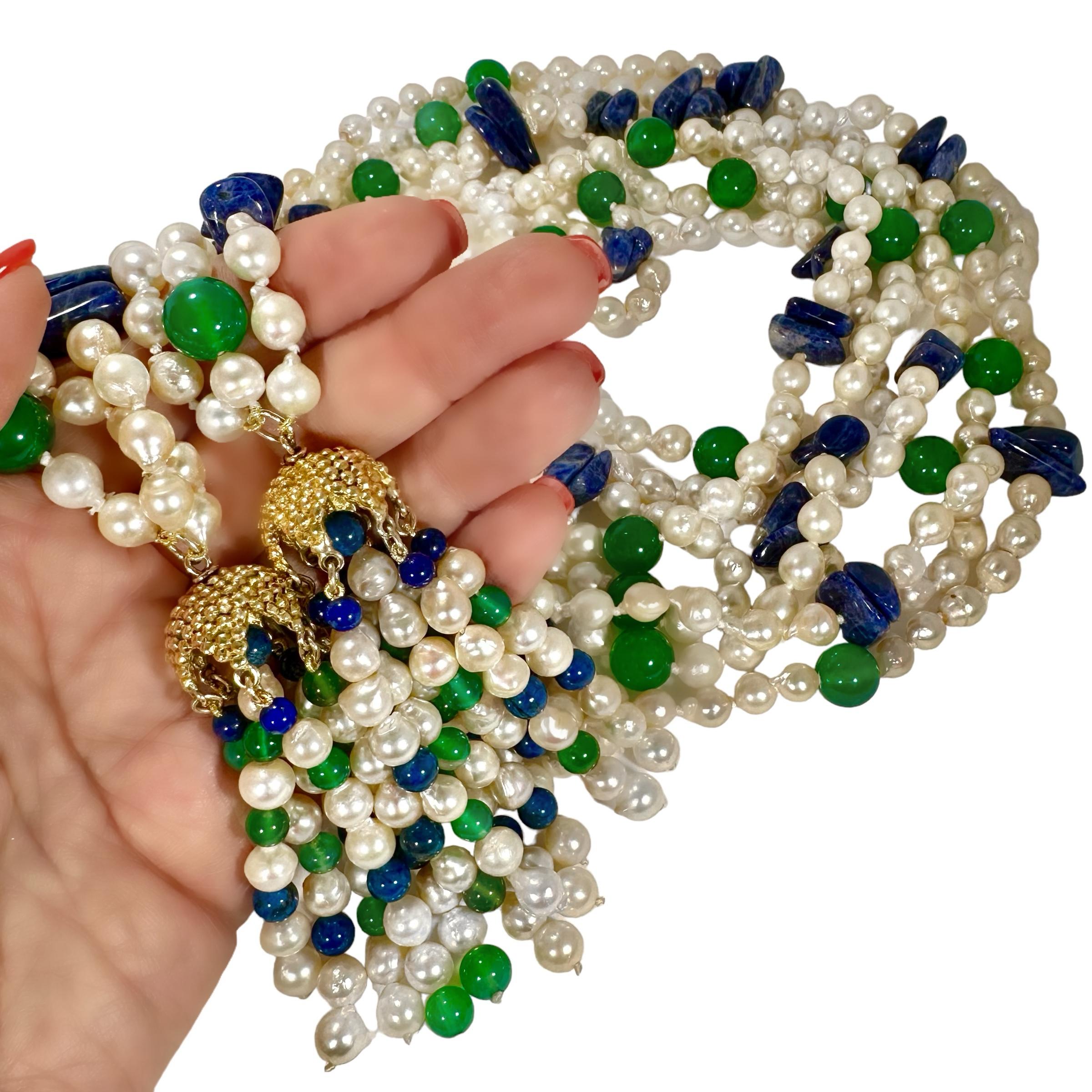 Moderno Drammatica collana a tre fili con perle coltivate, pietre colorate e oro da 52 pollici in vendita