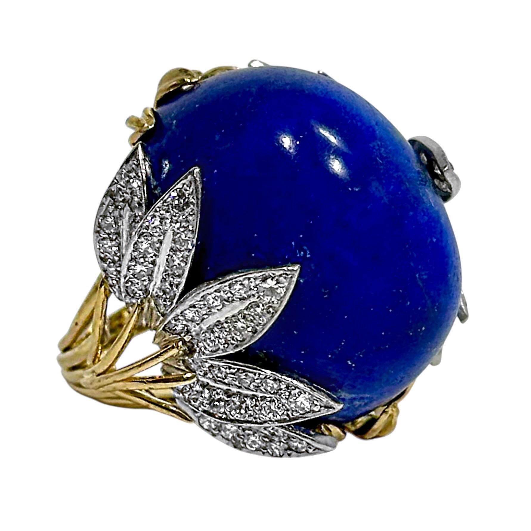Este espectacular anillo de cóctel, creado a mediados del siglo XX, encarna el talante y el espíritu expansivo y optimista de aquella época. Es realmente audaz tanto en escala como en diseño. A diferencia de muchos artículos de joyería fina que se