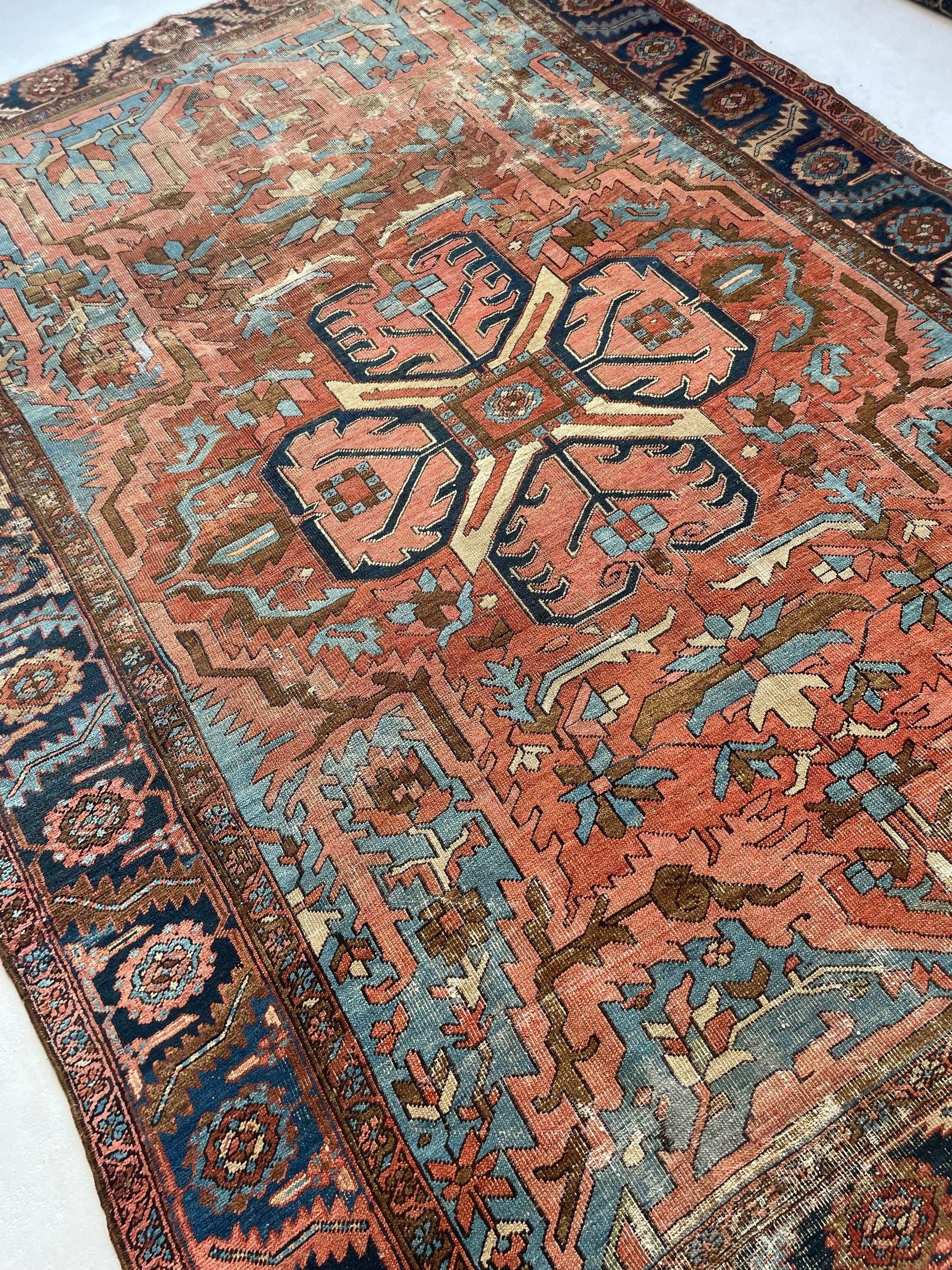 Dramatique tapis persan ancien Heriz dans un rêve magnifique et unique, vers les années 1910-20'' en vente 6