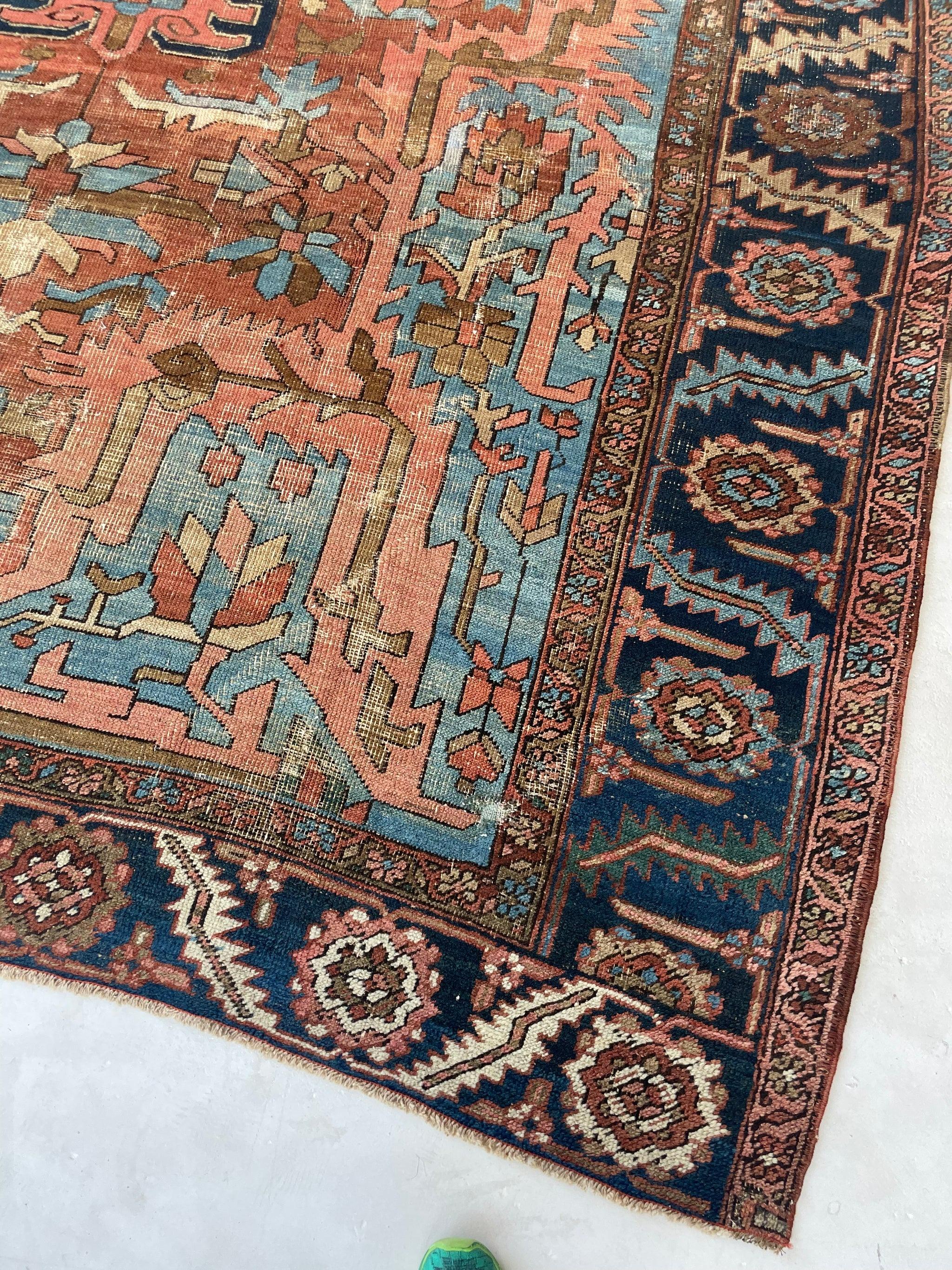 Dramatique tapis persan ancien Heriz dans un rêve magnifique et unique, vers les années 1910-20'' en vente 7