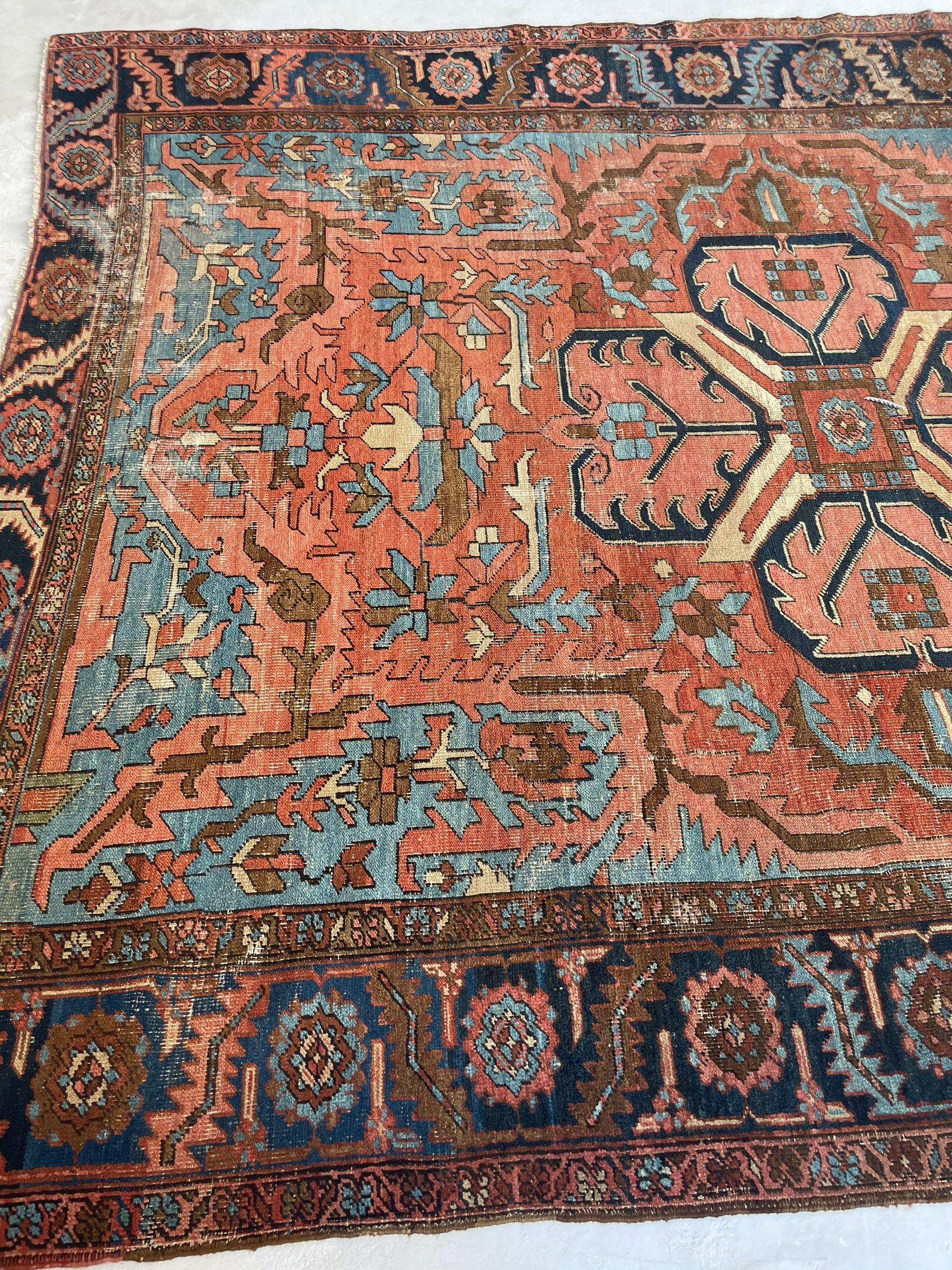 Dramatischer antiker persischer Heriz-Teppich in prächtigem und einzigartigem Traum, um 1910-20''s im Angebot 8
