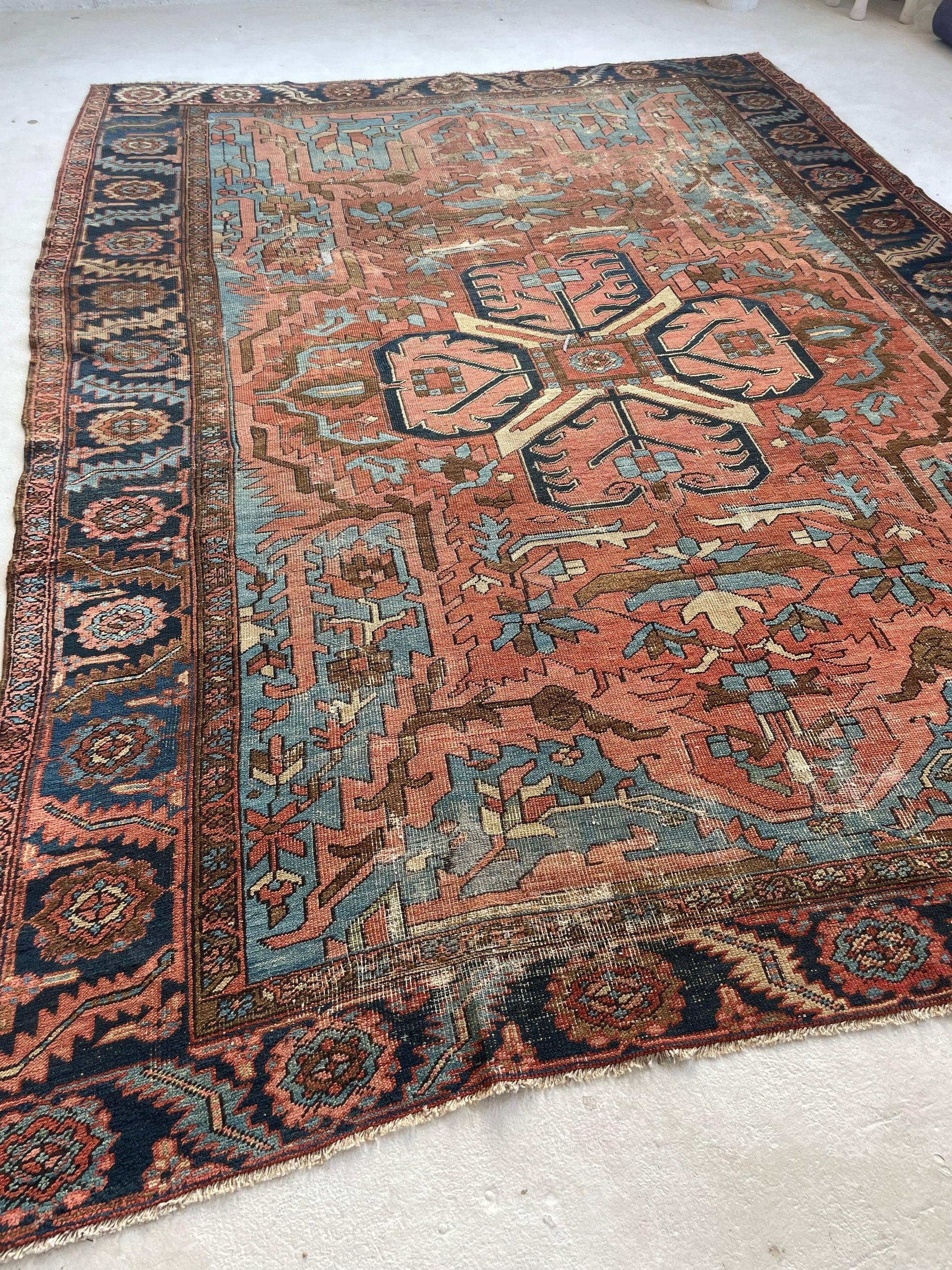 Dramatischer antiker persischer Heriz-Teppich in prächtigem und einzigartigem Traum, um 1910-20''s im Angebot 9