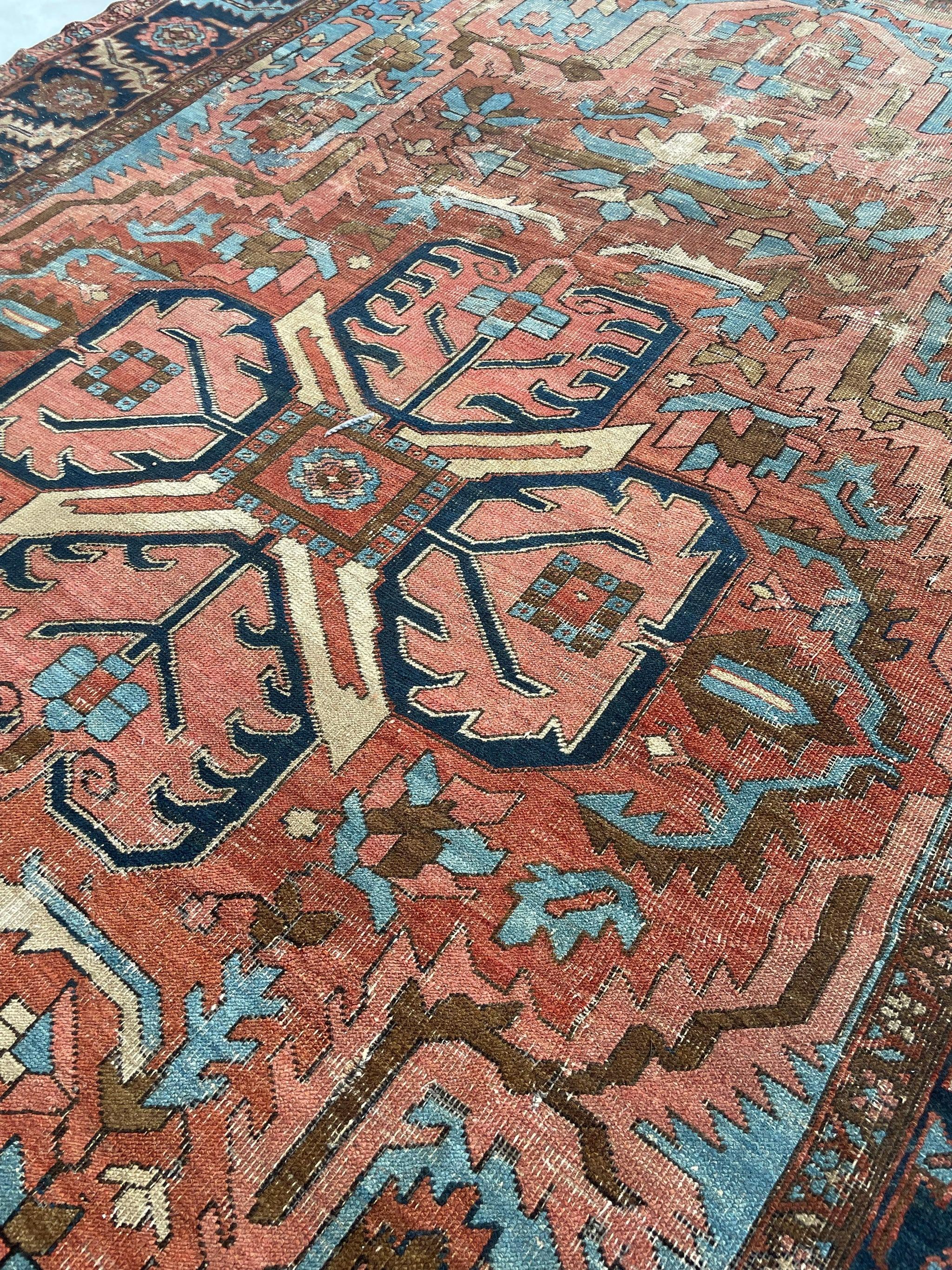 Dramatischer antiker persischer Heriz-Teppich in prächtigem und einzigartigem Traum, um 1910-20''s im Angebot 15