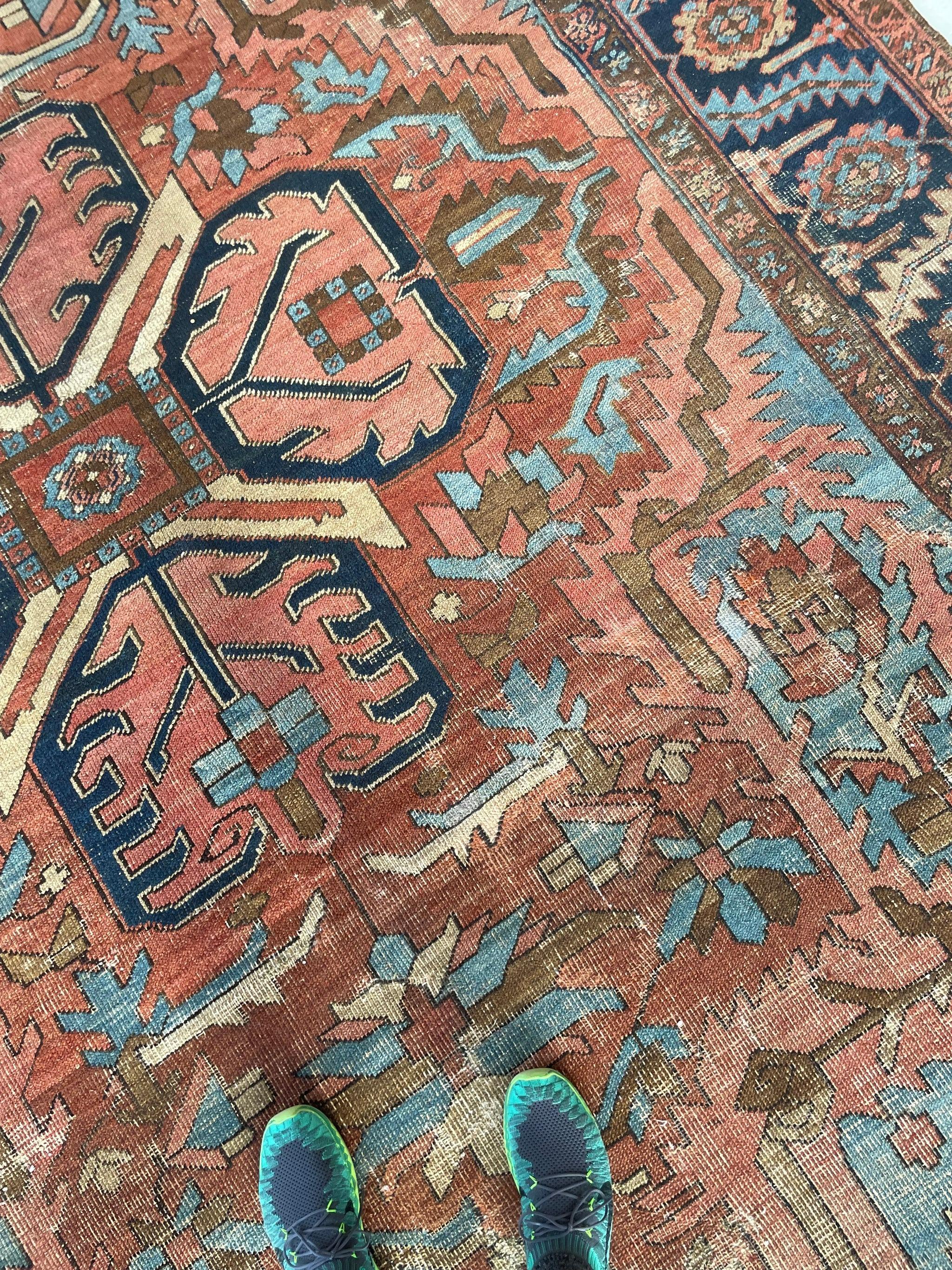 Dramatischer antiker persischer Heriz-Teppich in prächtigem und einzigartigem Traum, um 1910-20''s im Angebot 1