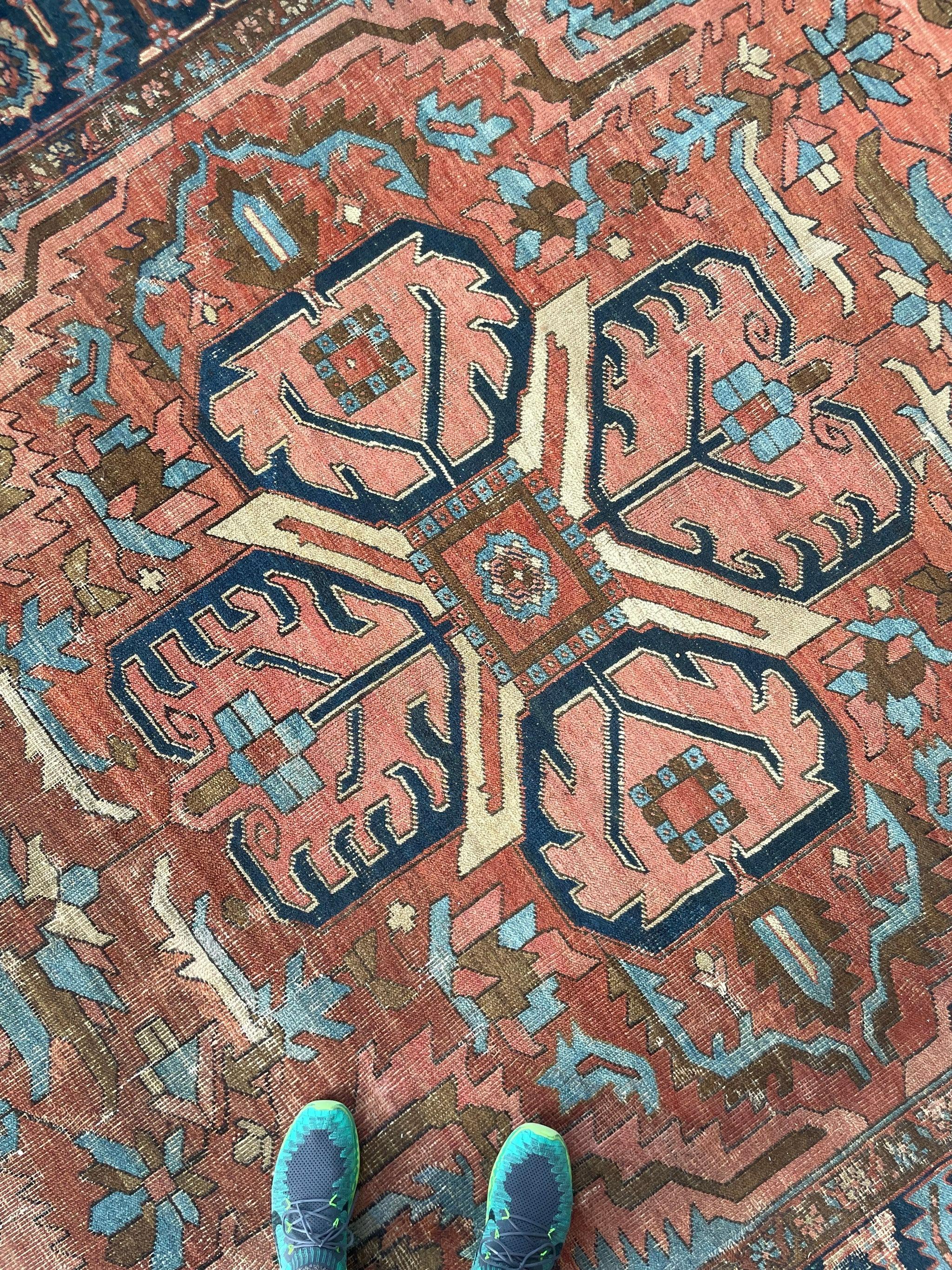 Dramatischer antiker persischer Heriz-Teppich in prächtigem und einzigartigem Traum, um 1910-20''s im Angebot 5