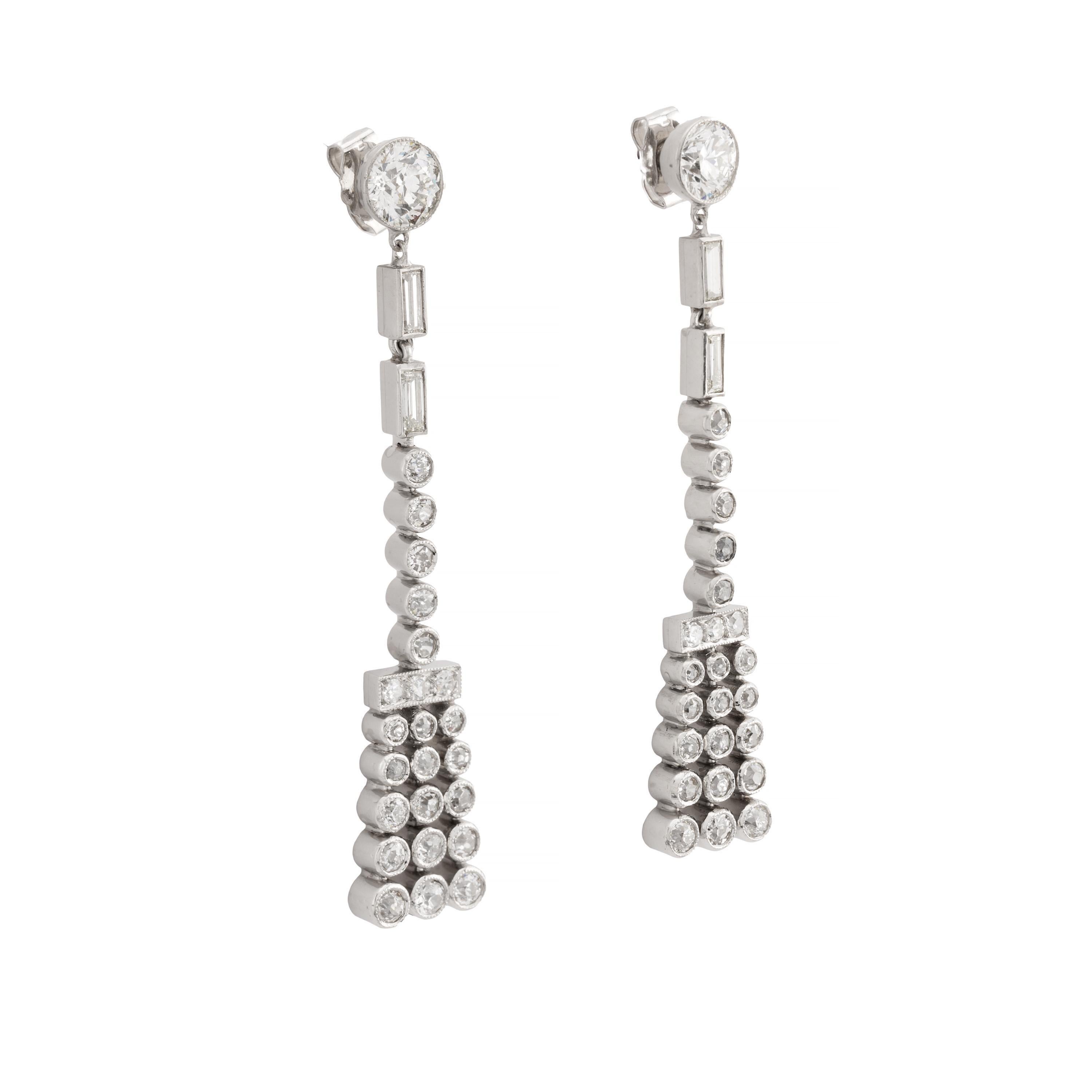 Aston Estate Jewelry stellt vor:

Ein Paar dramatischer, diamantener Ohrringe im Stil des Art déco.  Diese spektakulären Ohrringe sind mit einer Fülle von Diamanten im europäischen und Baguetteschliff besetzt und wunderschön gegliedert.  Die