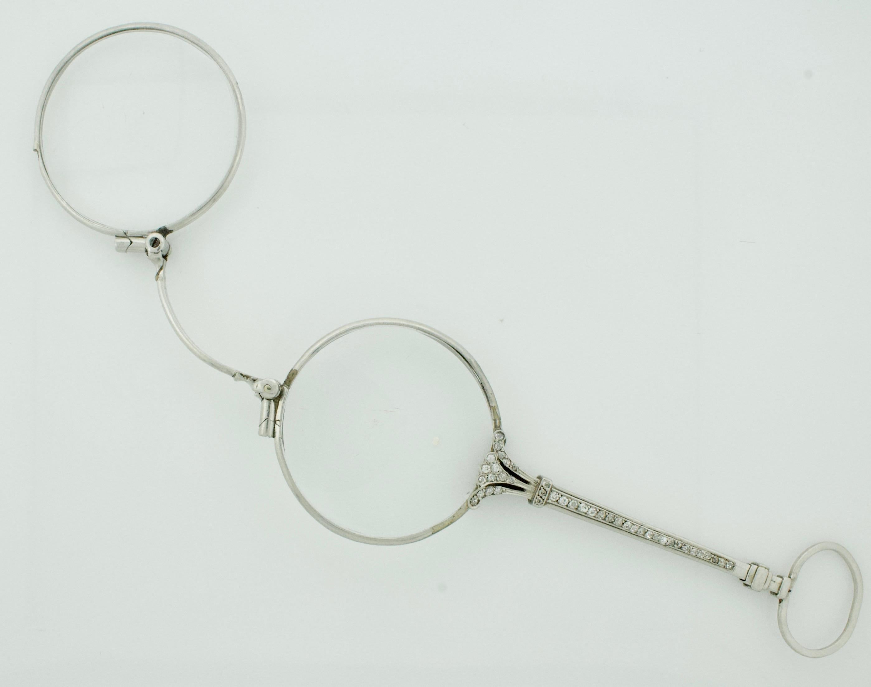 Dramatische Art-Déco-Lorgnette aus Platin und Diamanten, um 1920 (Alteuropäischer Brillantschliff) im Angebot