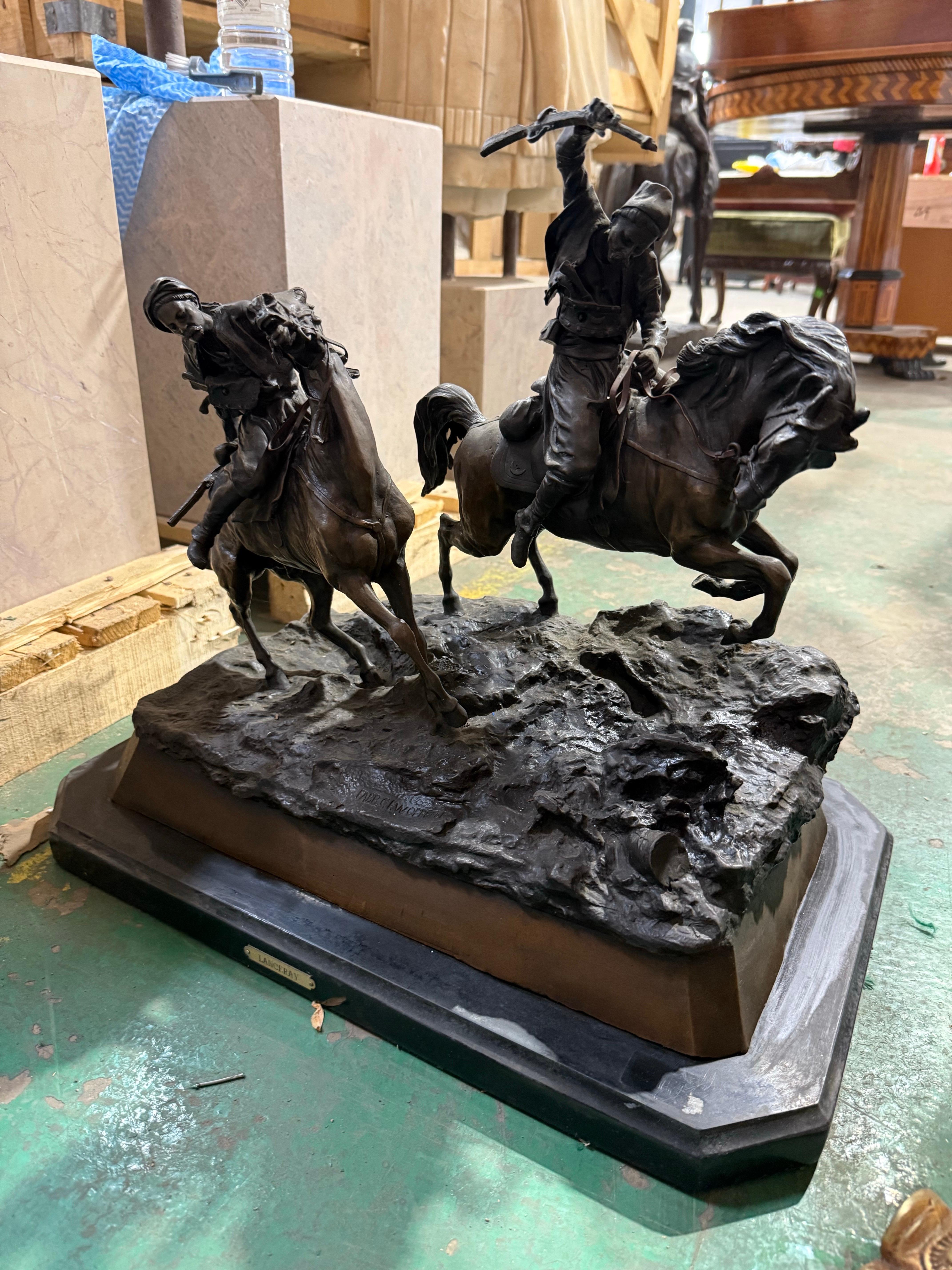 Drammatica scena di battaglia equestre in bronzo - Firmata Lanchay in vendita 1