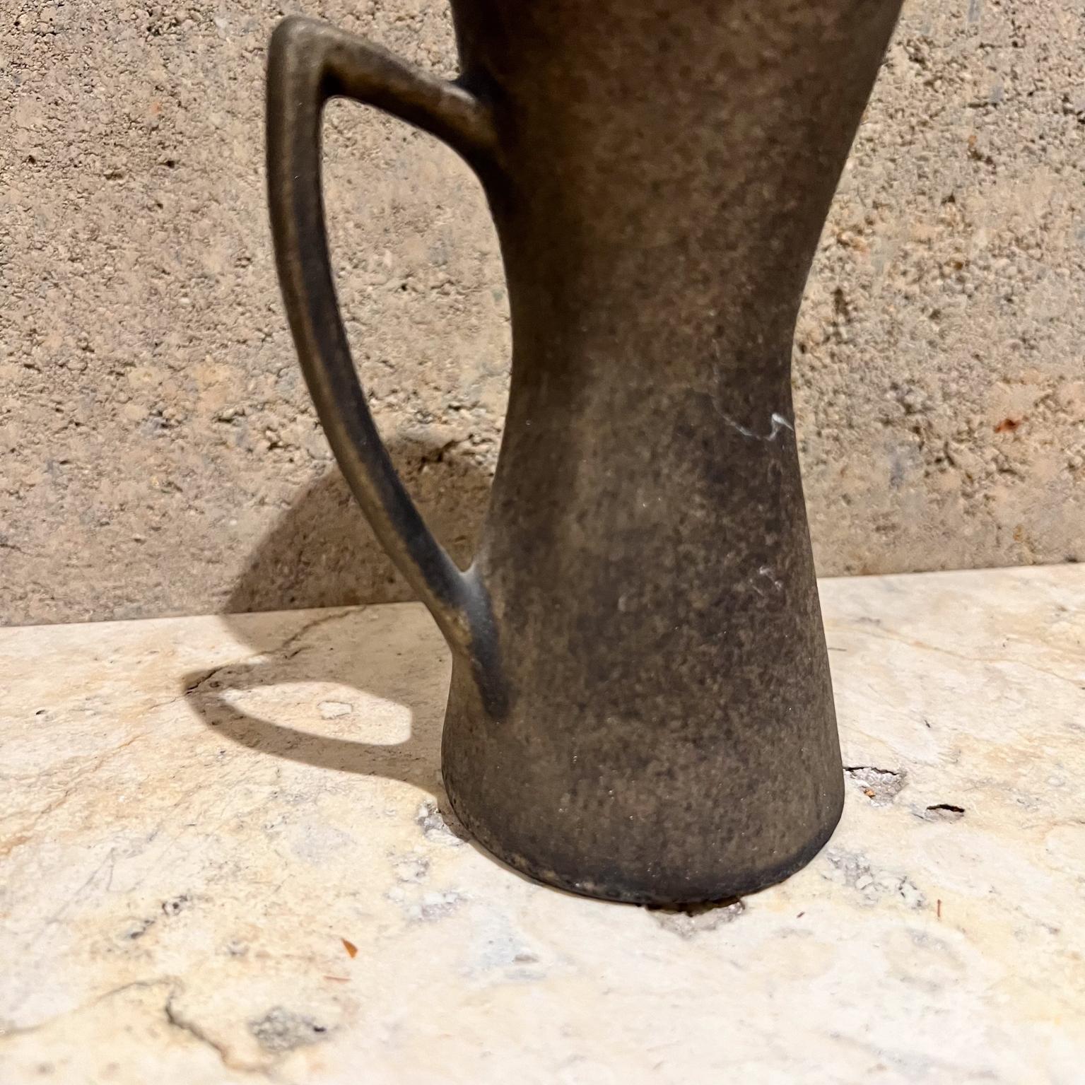 1970s Studio Art Pottery Taza alta escultural firmada Moderno de mediados de siglo en venta