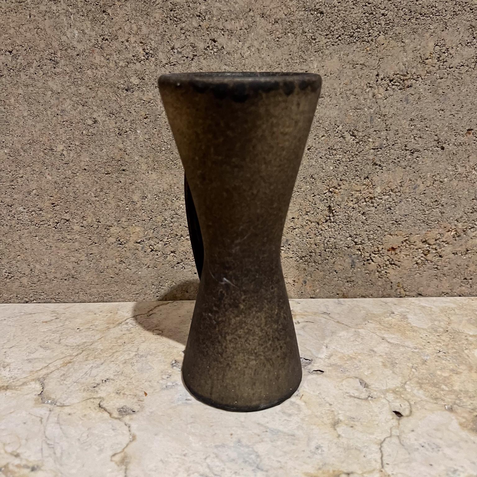 1970s Studio Art Pottery Taza alta escultural firmada Estadounidense en venta