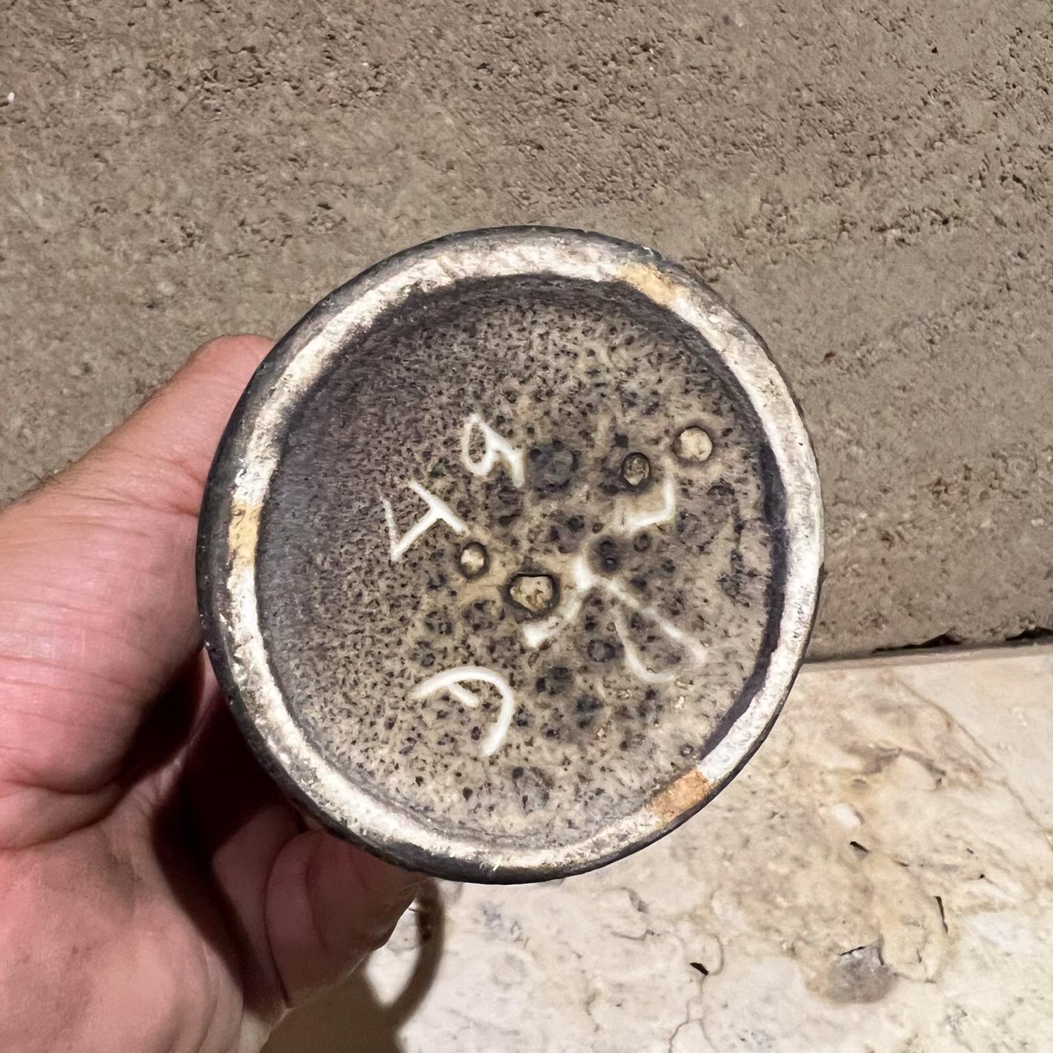 1970s Studio Art Pottery Taza alta escultural firmada en venta 2