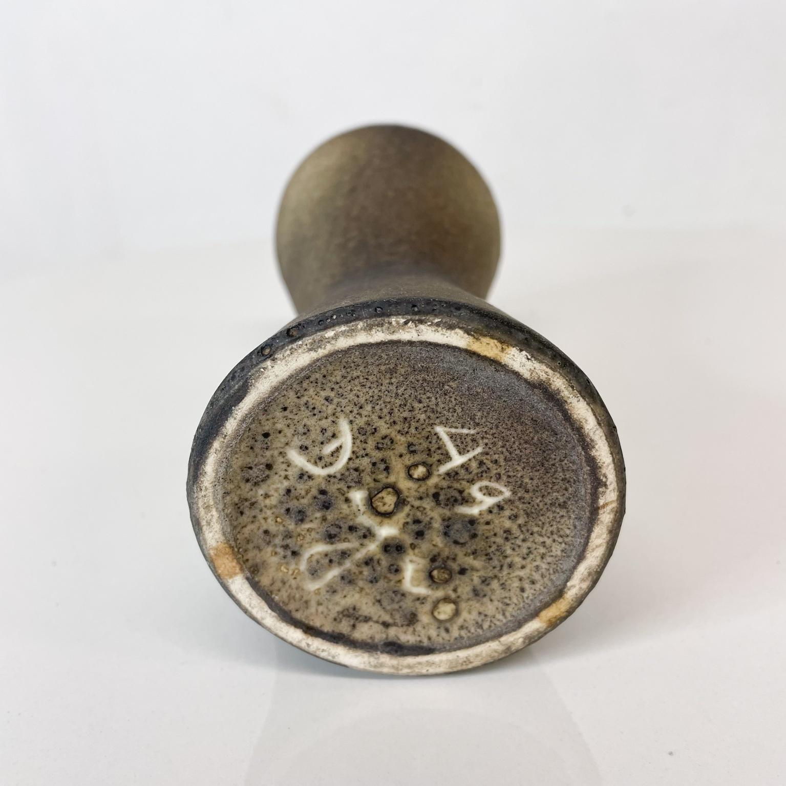 1970s Studio Art Pottery Taza alta escultural firmada en venta 8