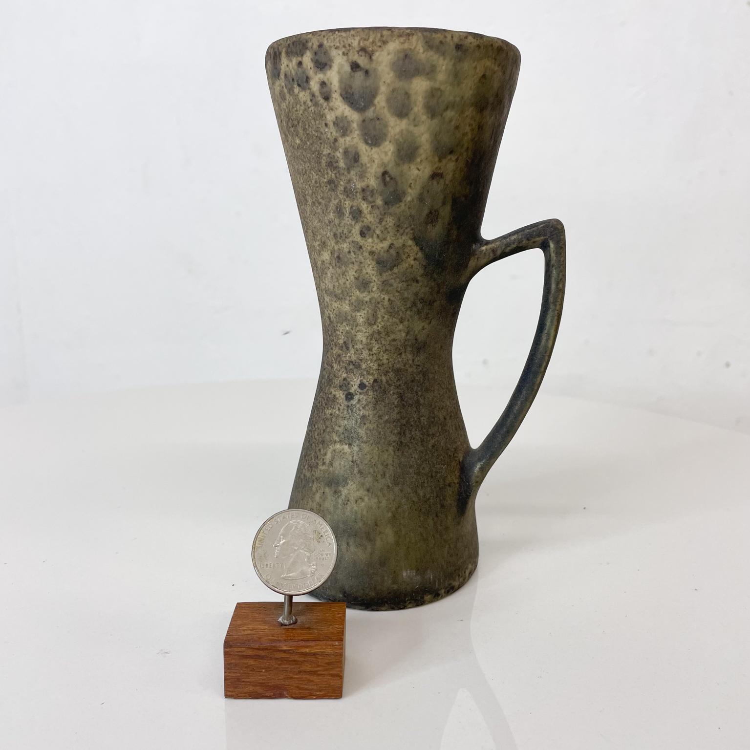 Dramatic coffee cup ceramic pottery handmade art in mottled earth signed
Measures: 7 tall x 3.25 Diameter x 4 Depth inches
Artist Signed underneath, unclear the signature.
Refer to images please.

      