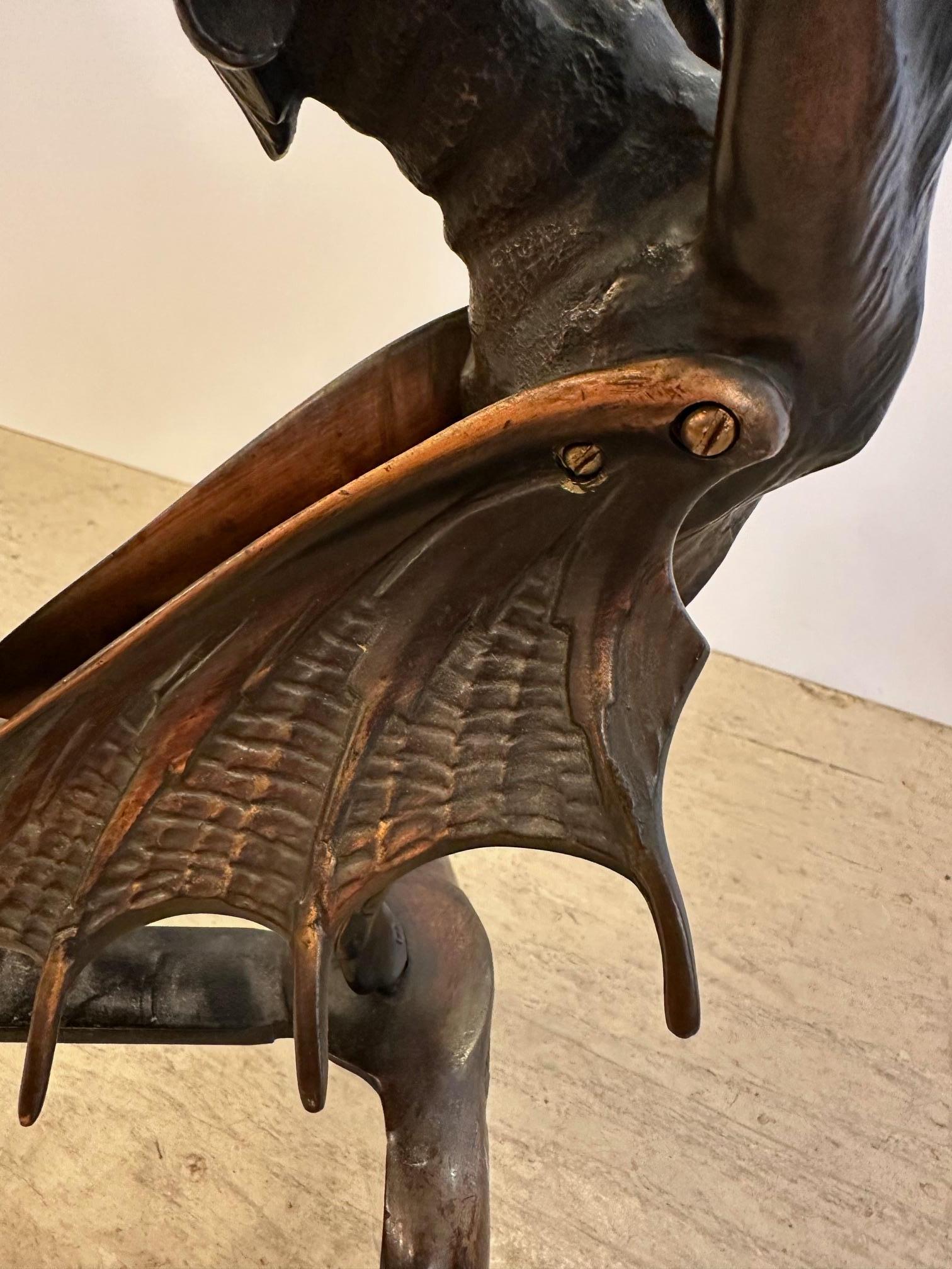 Dramático par de morillos ingleses antiguos de hierro forjado a mano con forma de dragón alado, con impresionantes detalles y patas de garra.  Circa 1930's

