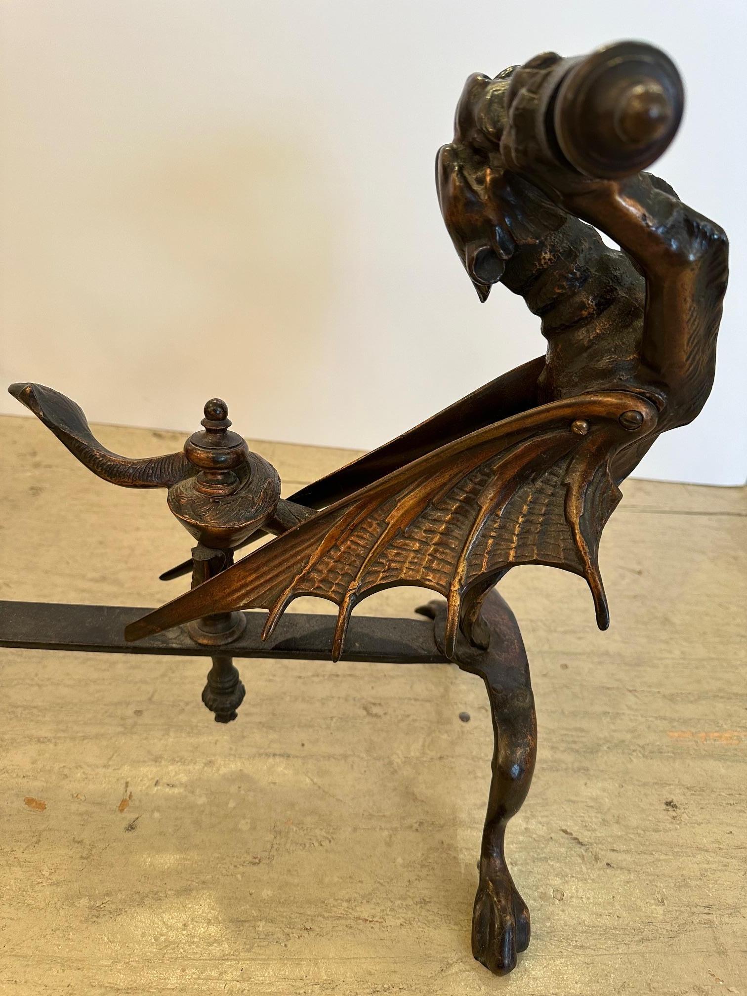 Dramáticos Andirones Ingleses Antiguos de Hierro con Dragón Alado mediados del siglo XX en venta