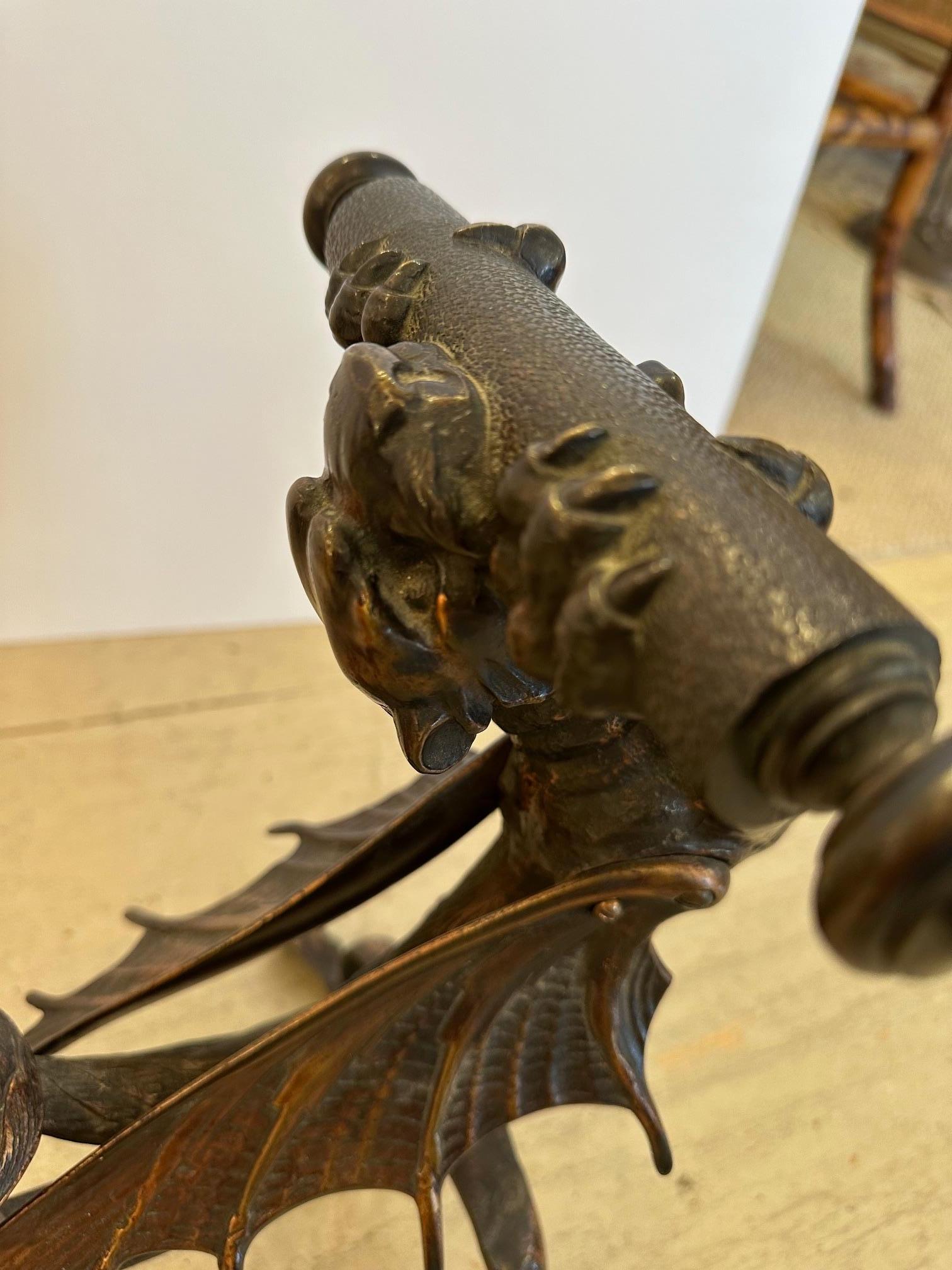 Dramáticos Andirones Ingleses Antiguos de Hierro con Dragón Alado en venta 1