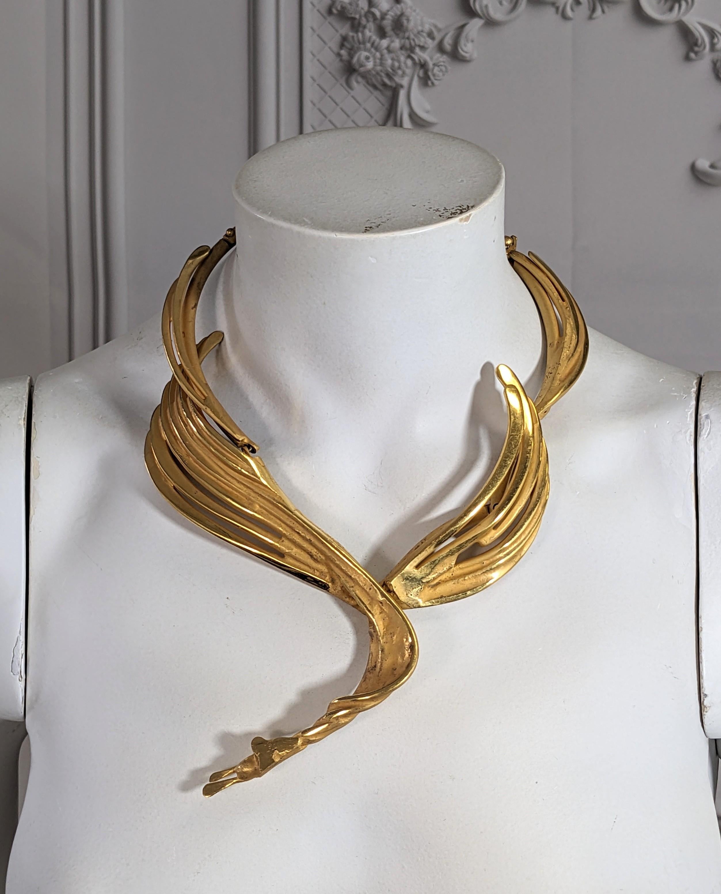 Dramatique collier artisanal français ailé en bronze en vente 3