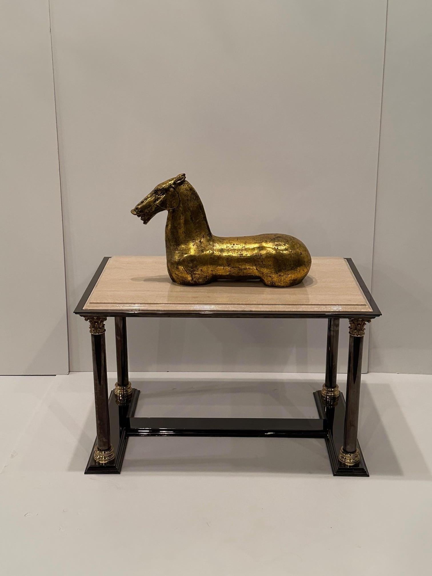 Drammatica scultura di cavallo in ferro dorato in stile Tang in vendita 3