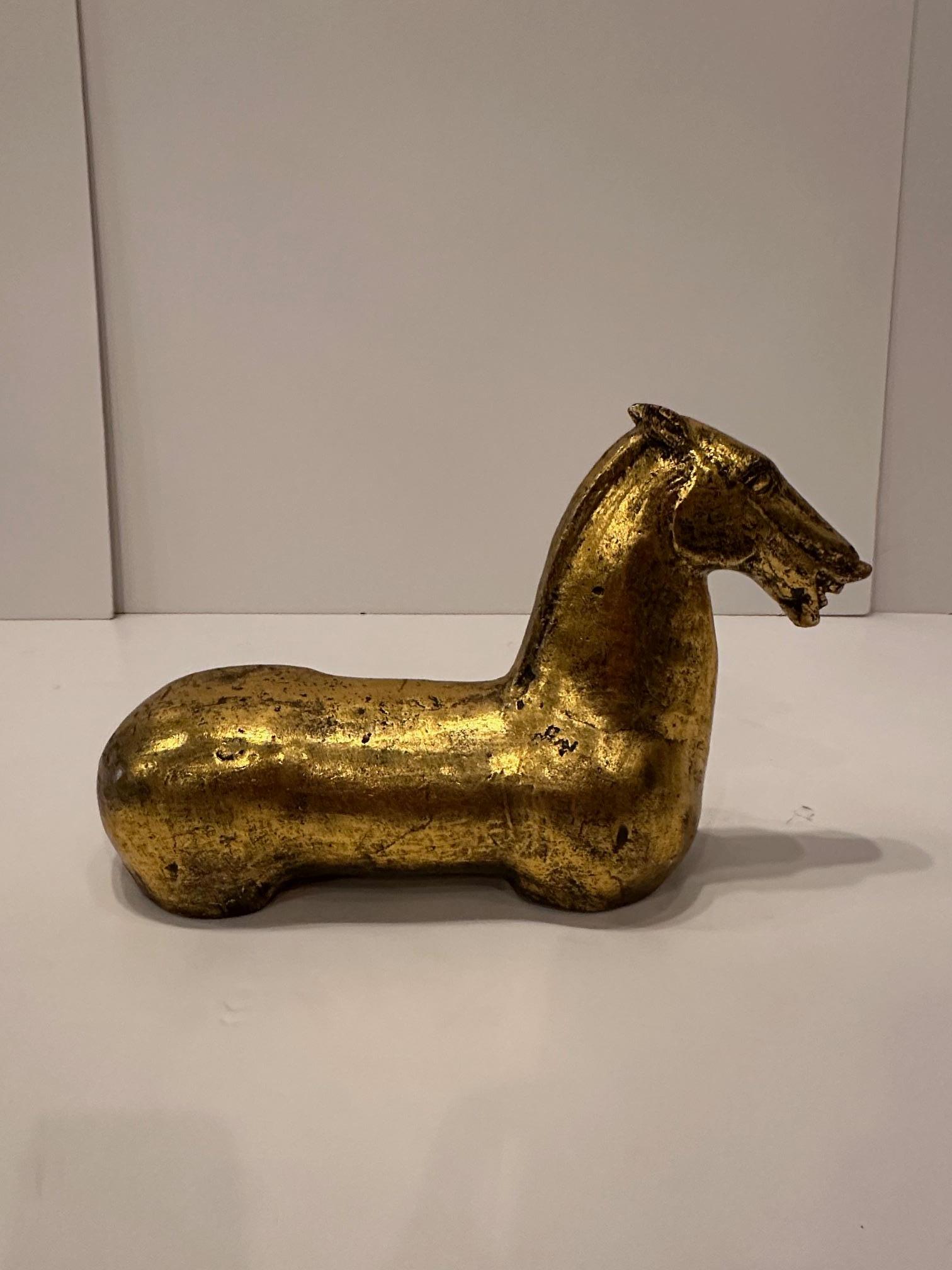 Drammatica forma astratta stilizzata di un cavallo in ferro dorato, di ispirazione Tang.