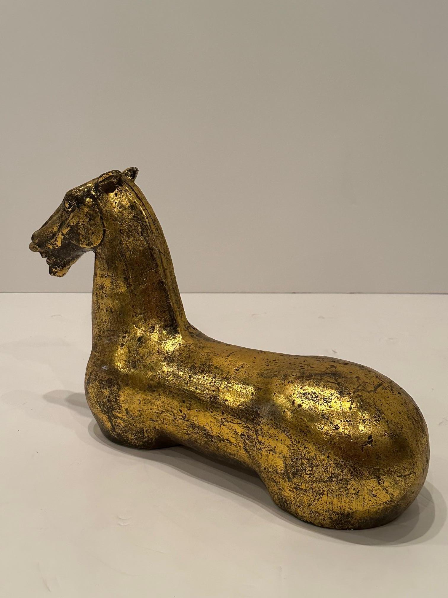 Dorato Drammatica scultura di cavallo in ferro dorato in stile Tang in vendita