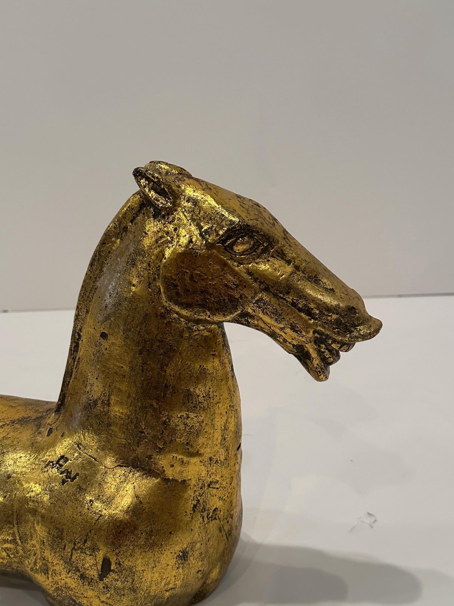 Ferro Drammatica scultura di cavallo in ferro dorato in stile Tang in vendita