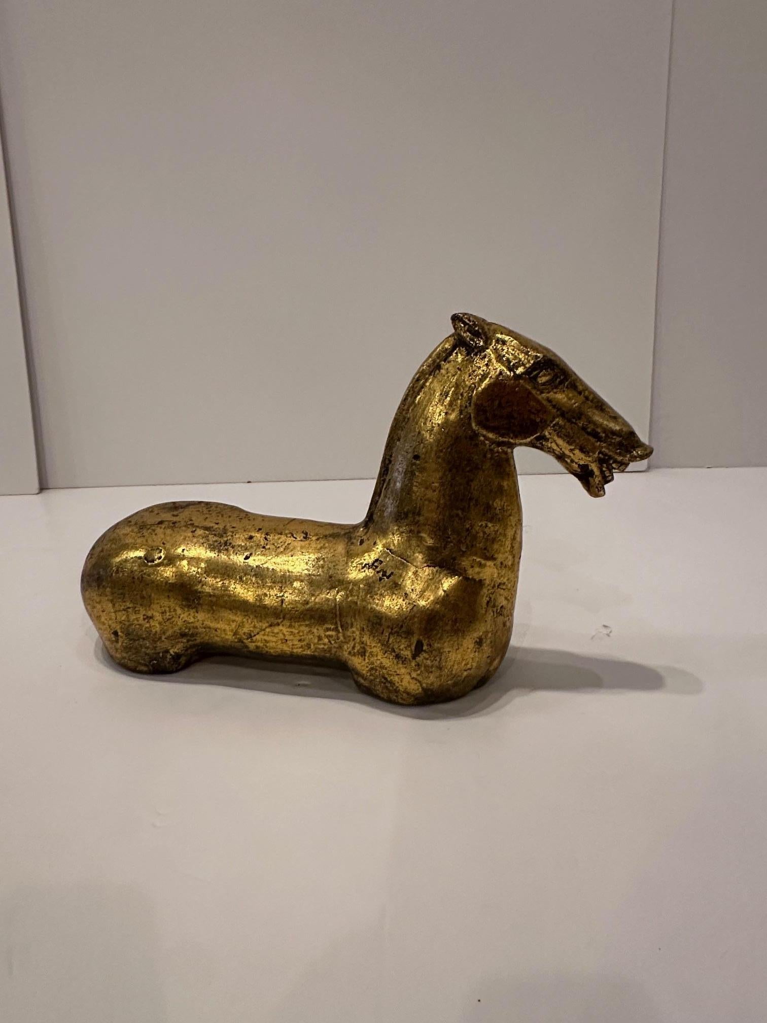 Drammatica scultura di cavallo in ferro dorato in stile Tang in vendita 1