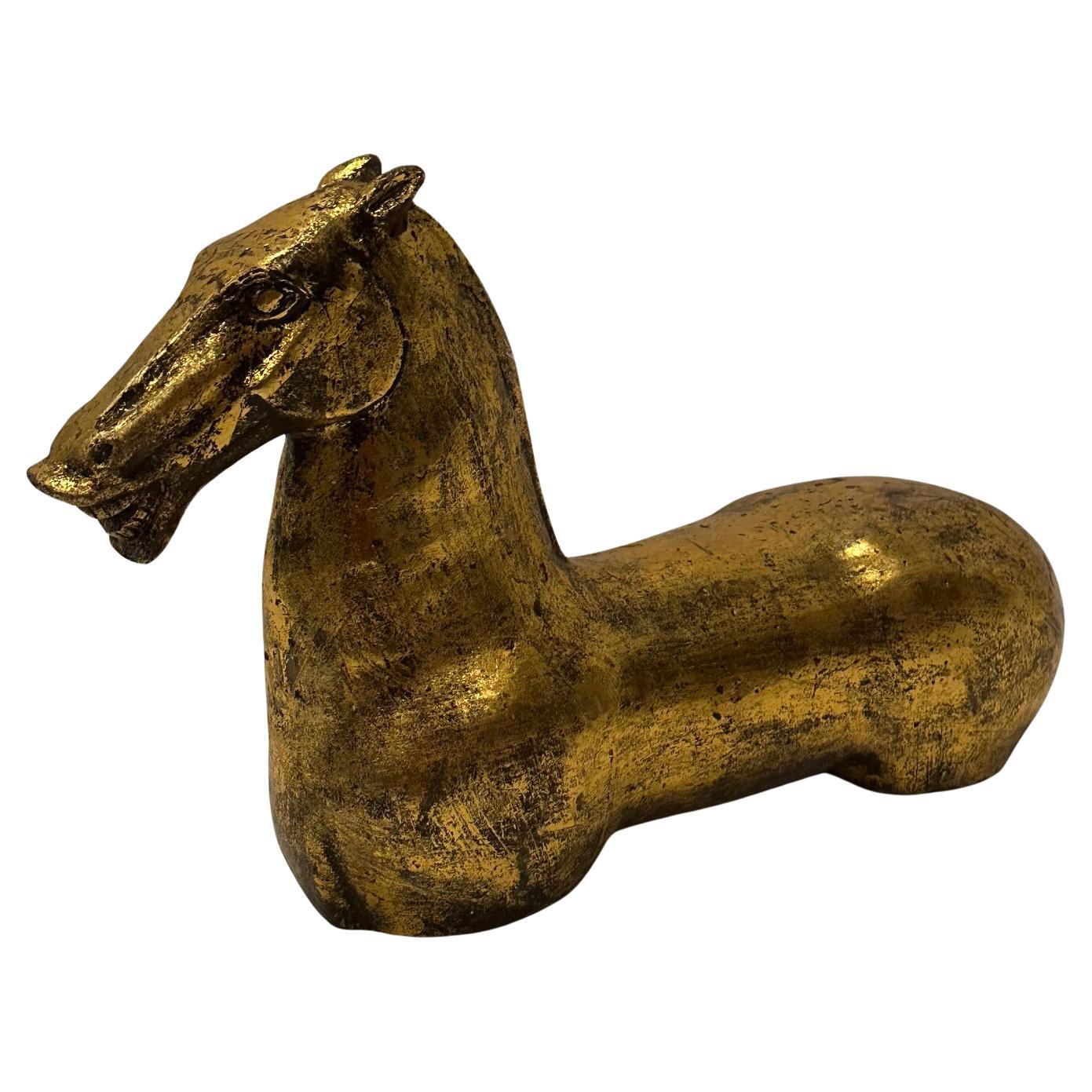 Drammatica scultura di cavallo in ferro dorato in stile Tang in vendita