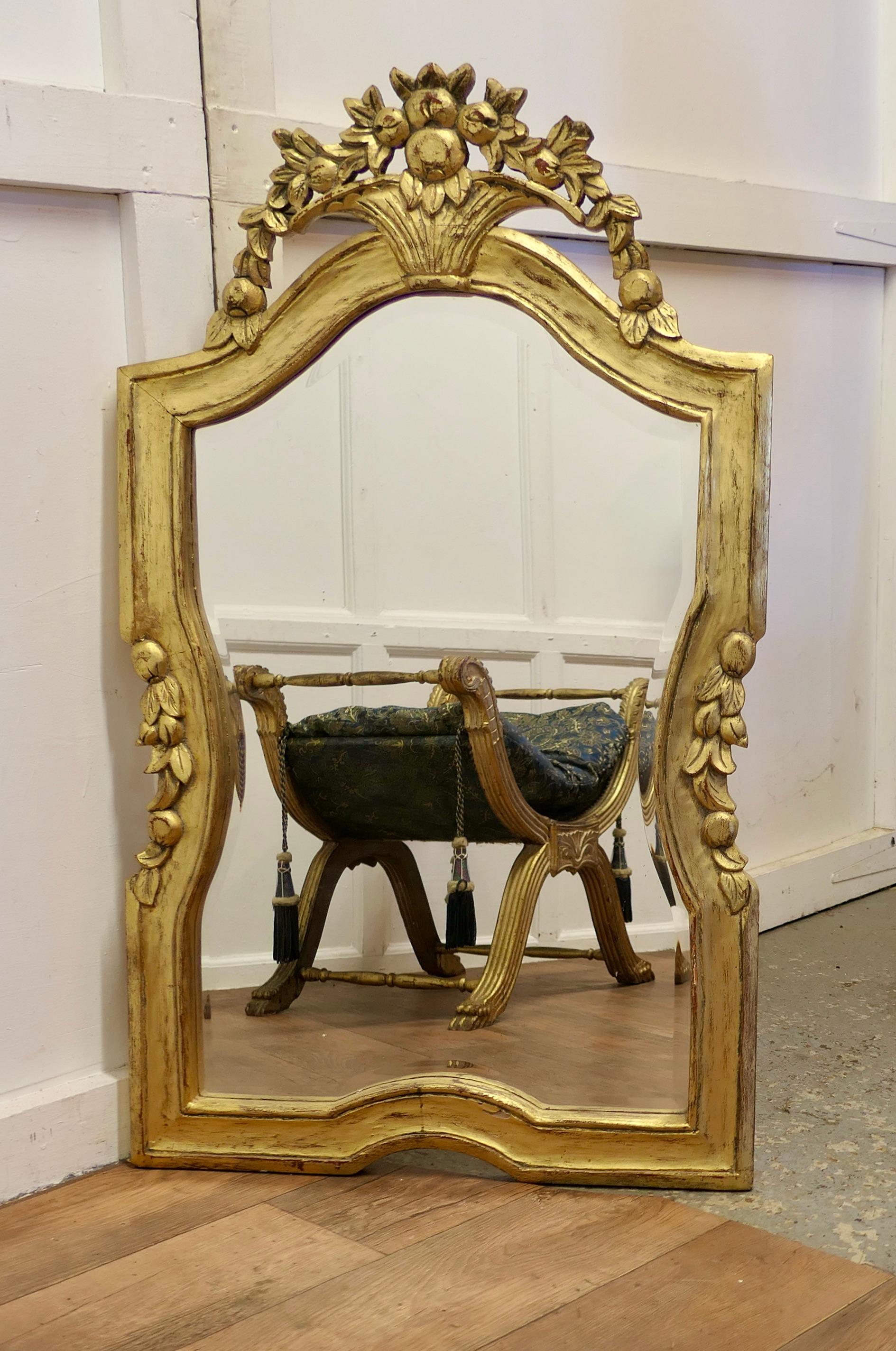 Dramatique miroir mural français en bois doré

Le miroir a un cadre simple sculpté et doré, orné d'un panier de fleurs au sommet et à la taille de la forme inhabituelle. Le verre d'origine est biseauté. 
Tous en bon état d'antiquité 
Le miroir