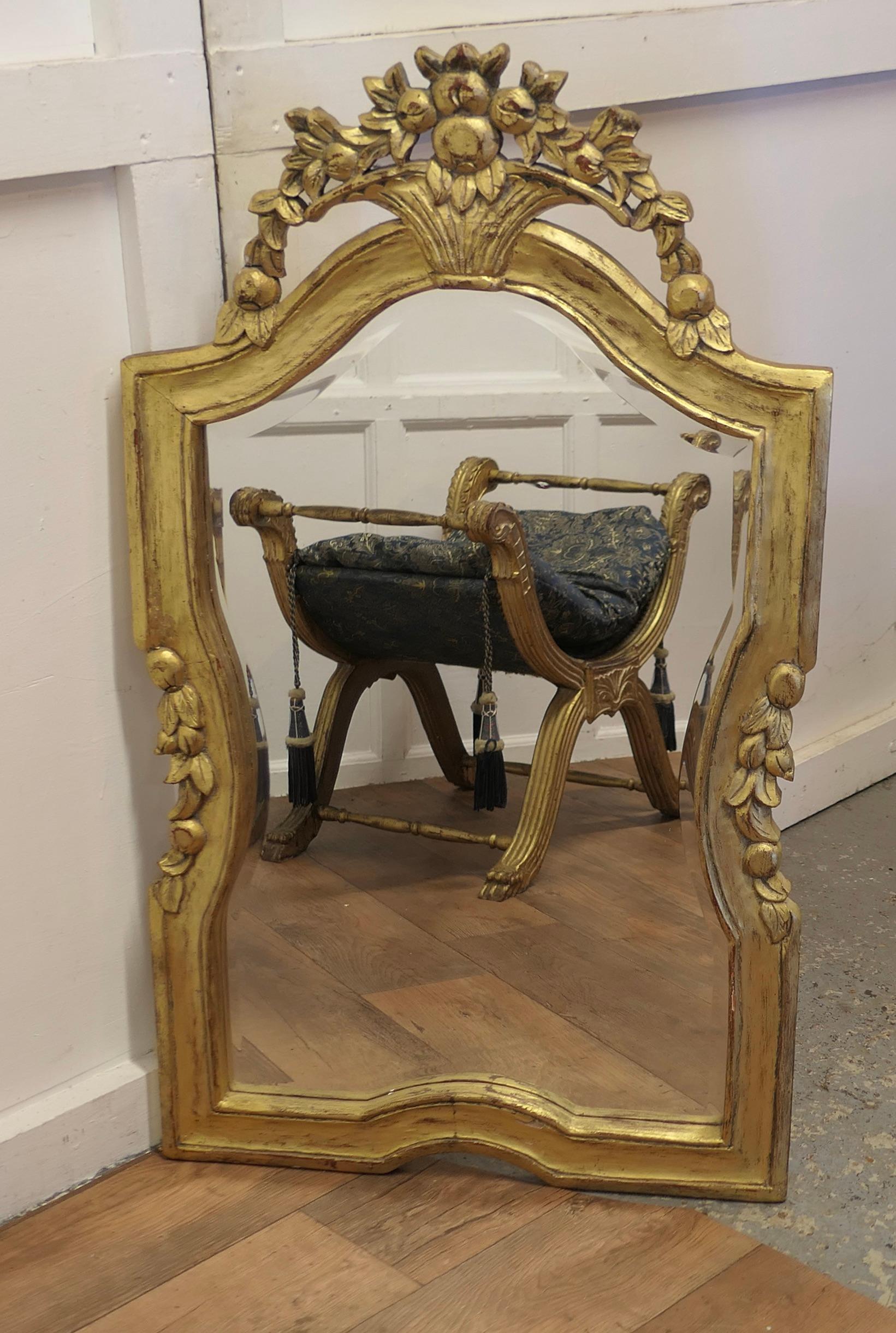 Dramatique miroir mural français en bois doré  Le miroir a un cadre simple et doré sculpté Bon état - En vente à Godshill, Isle of Wight