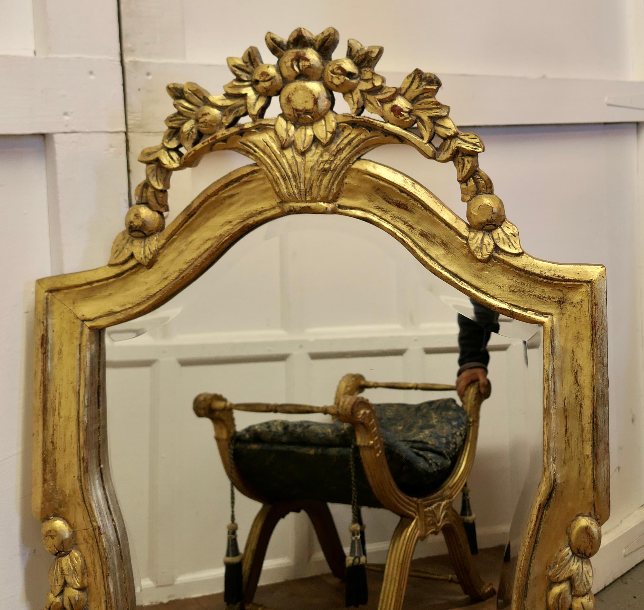 XIXe siècle Dramatique miroir mural français en bois doré  Le miroir a un cadre simple et doré sculpté en vente