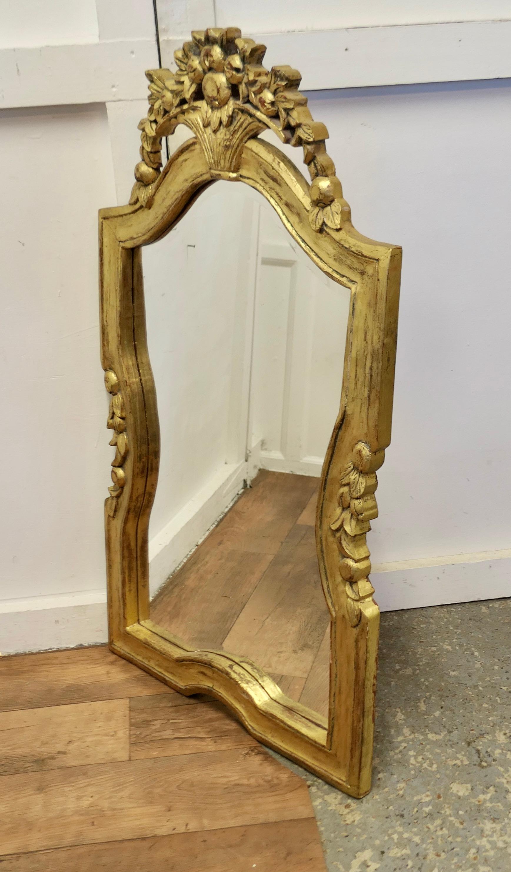 Bois doré Dramatique miroir mural français en bois doré  Le miroir a un cadre simple et doré sculpté en vente