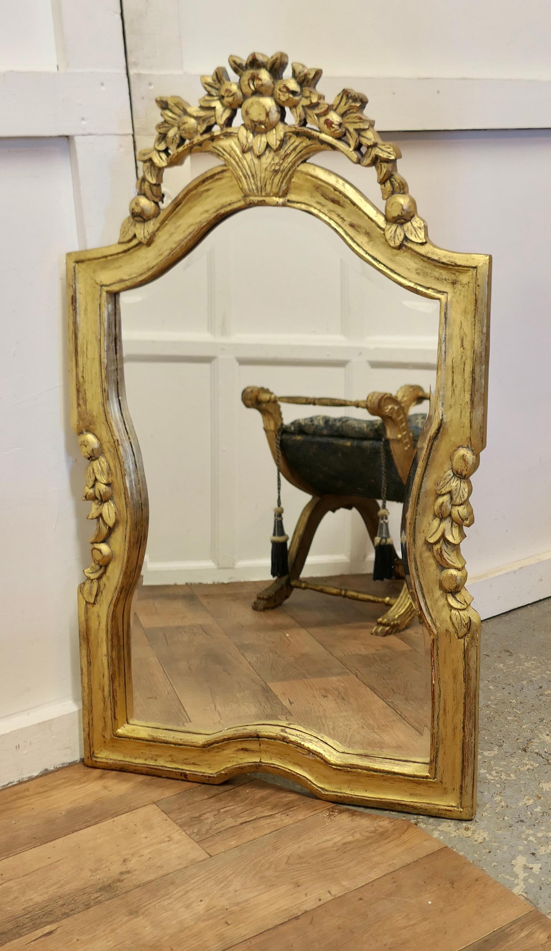 Dramatique miroir mural français en bois doré  Le miroir a un cadre simple et doré sculpté en vente 1
