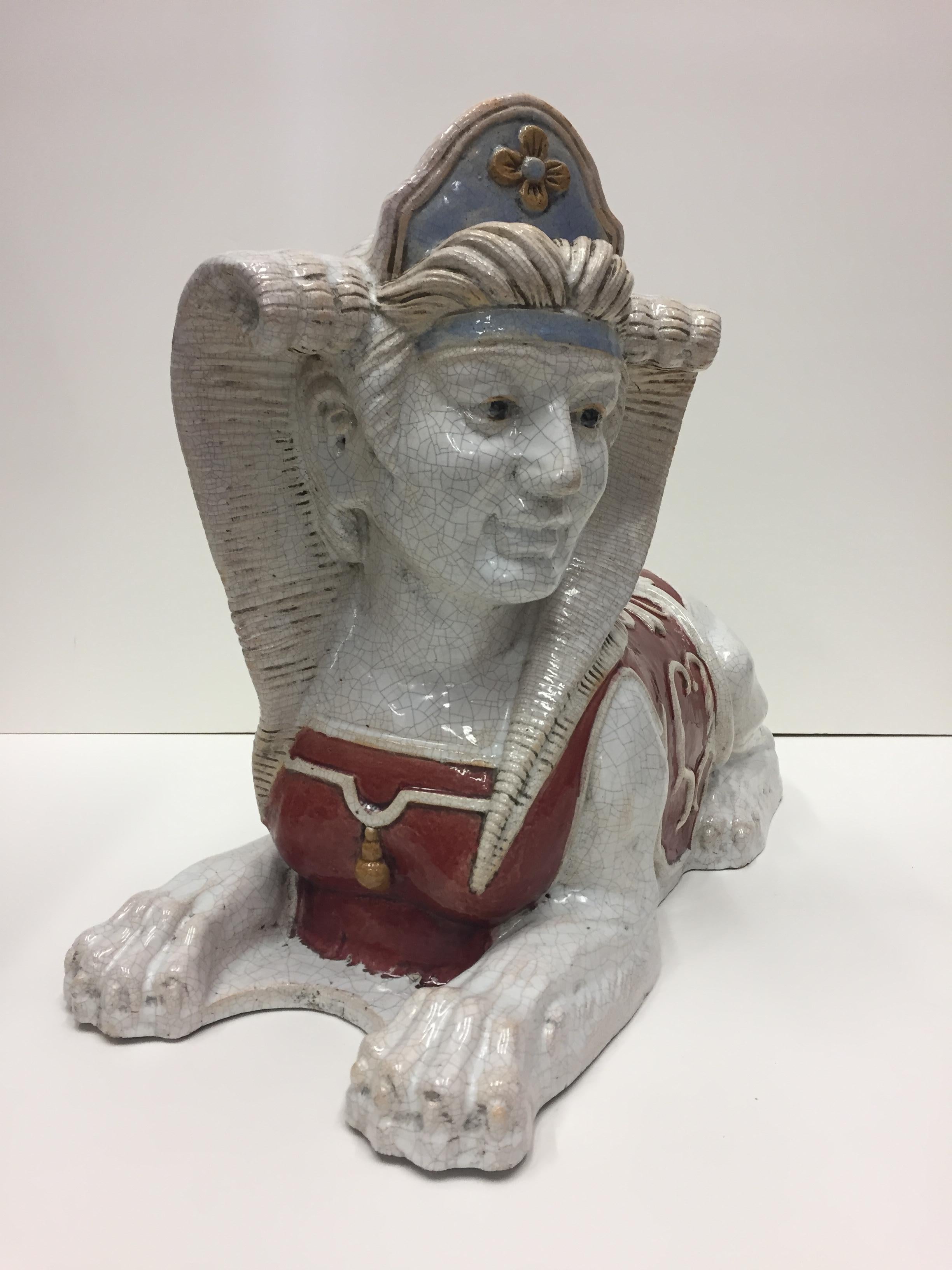 Ein fabelhaftes, kunstvolles Tisch-Accessoire oder eine Skulptur aus Hongkong, Jahrgang 1960, in Form einer ägyptischen Sphinx mit dem Gesicht eines stattlichen Mannes auf dem Körper eines liegenden, vierbeinigen Tieres. Auf der Unterseite