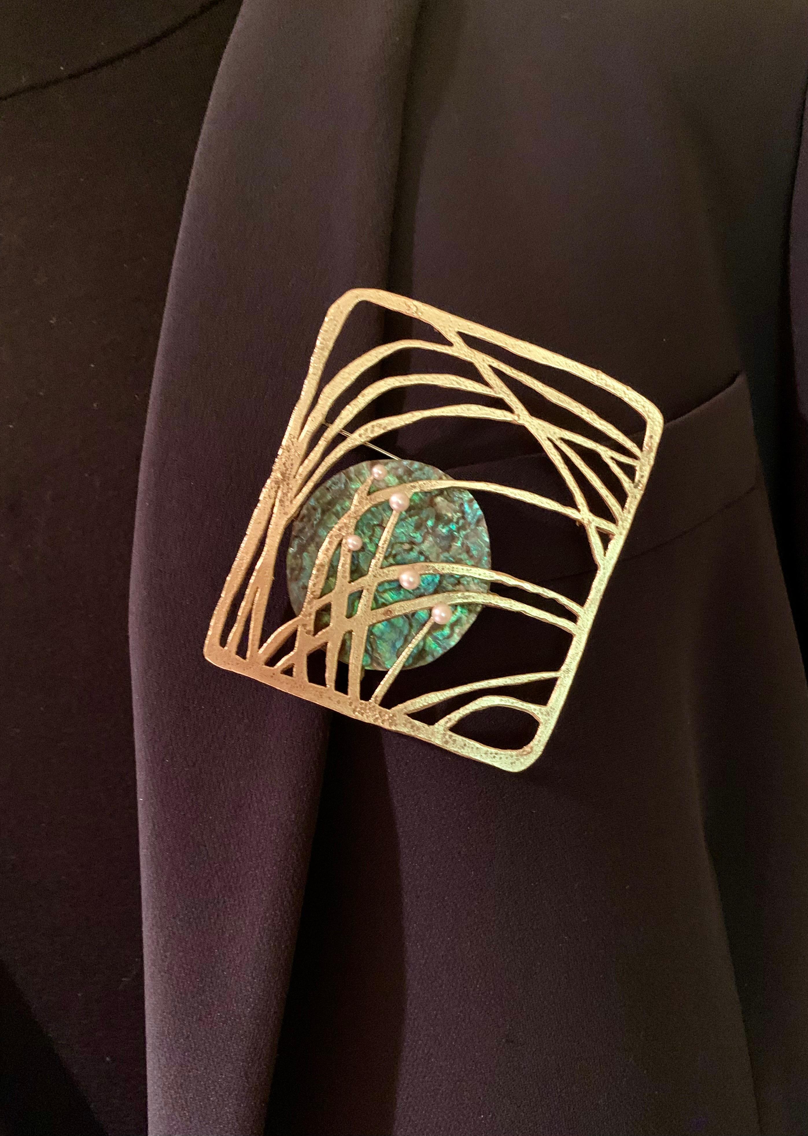 Dramatic Gubelin 1960's Gilbert Albert 18K Yellow Gold Abalone, Pearl Brooch in vendita 6