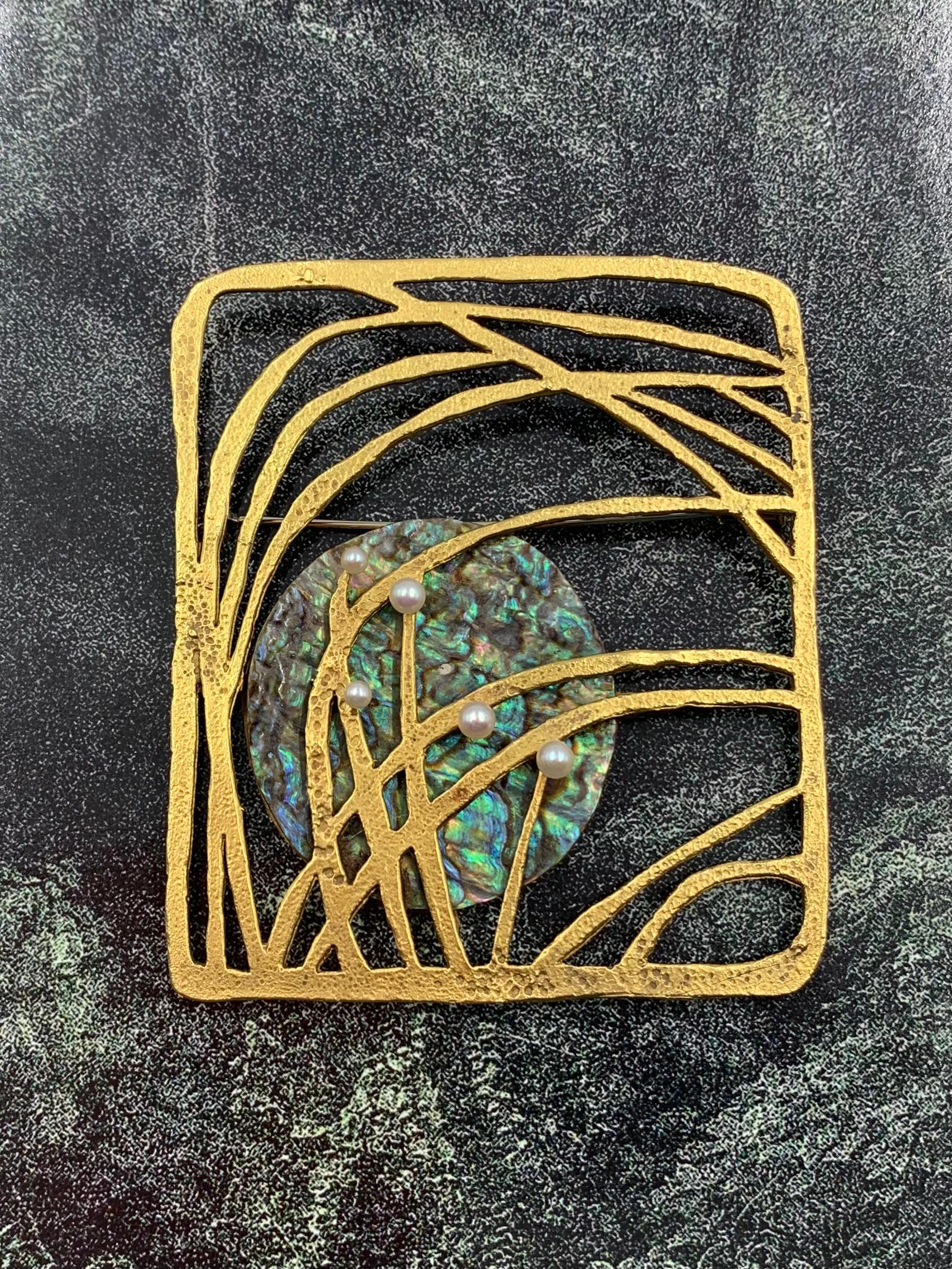 da uomo o donna Dramatic Gubelin 1960's Gilbert Albert 18K Yellow Gold Abalone, Pearl Brooch in vendita