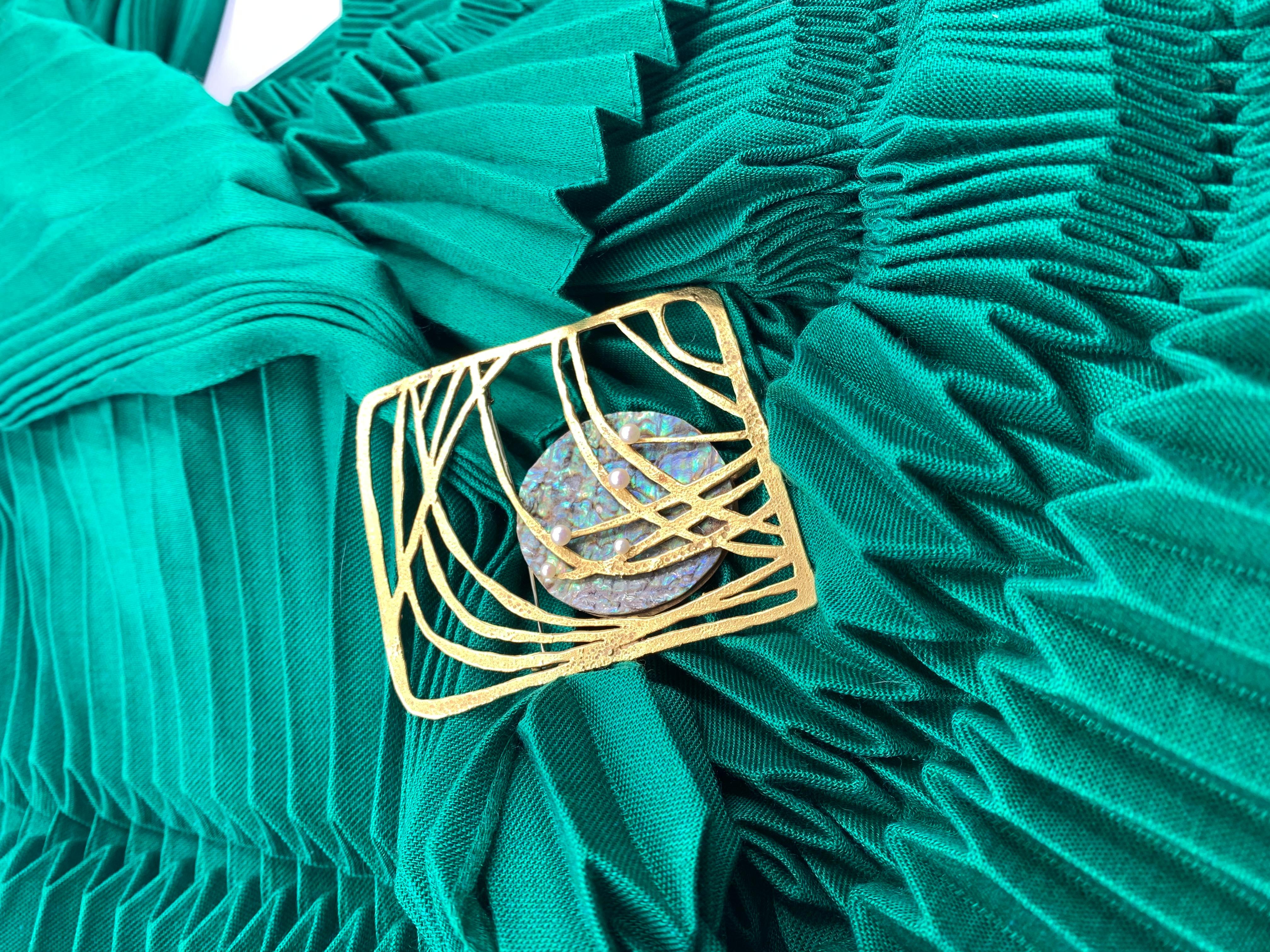 Dramatic Gubelin 1960's Gilbert Albert 18K Yellow Gold Abalone, Pearl Brooch in vendita 2