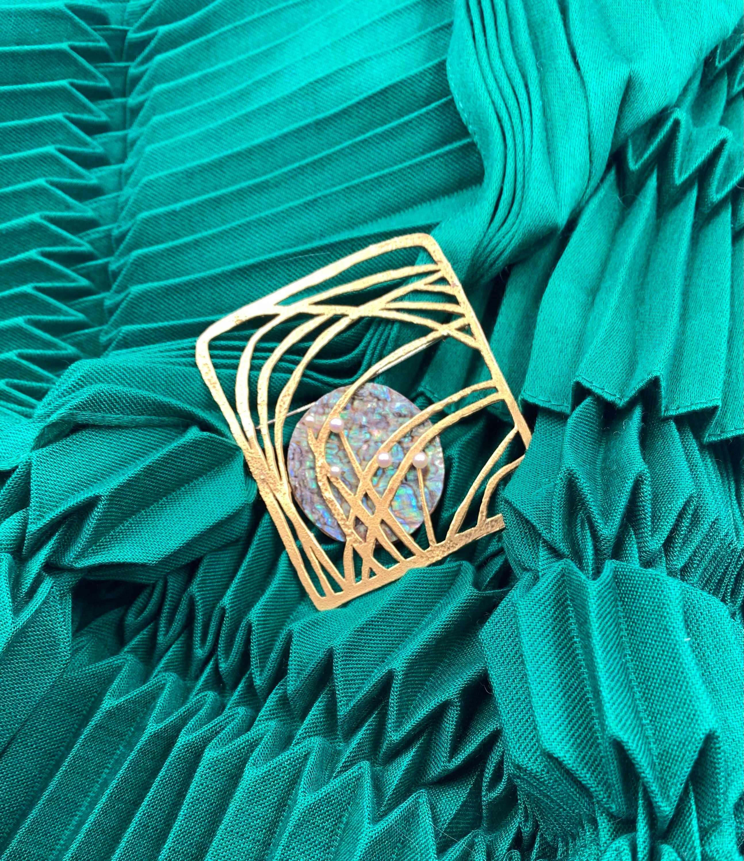 Dramatic Gubelin 1960's Gilbert Albert 18K Yellow Gold Abalone, Pearl Brooch in vendita 3