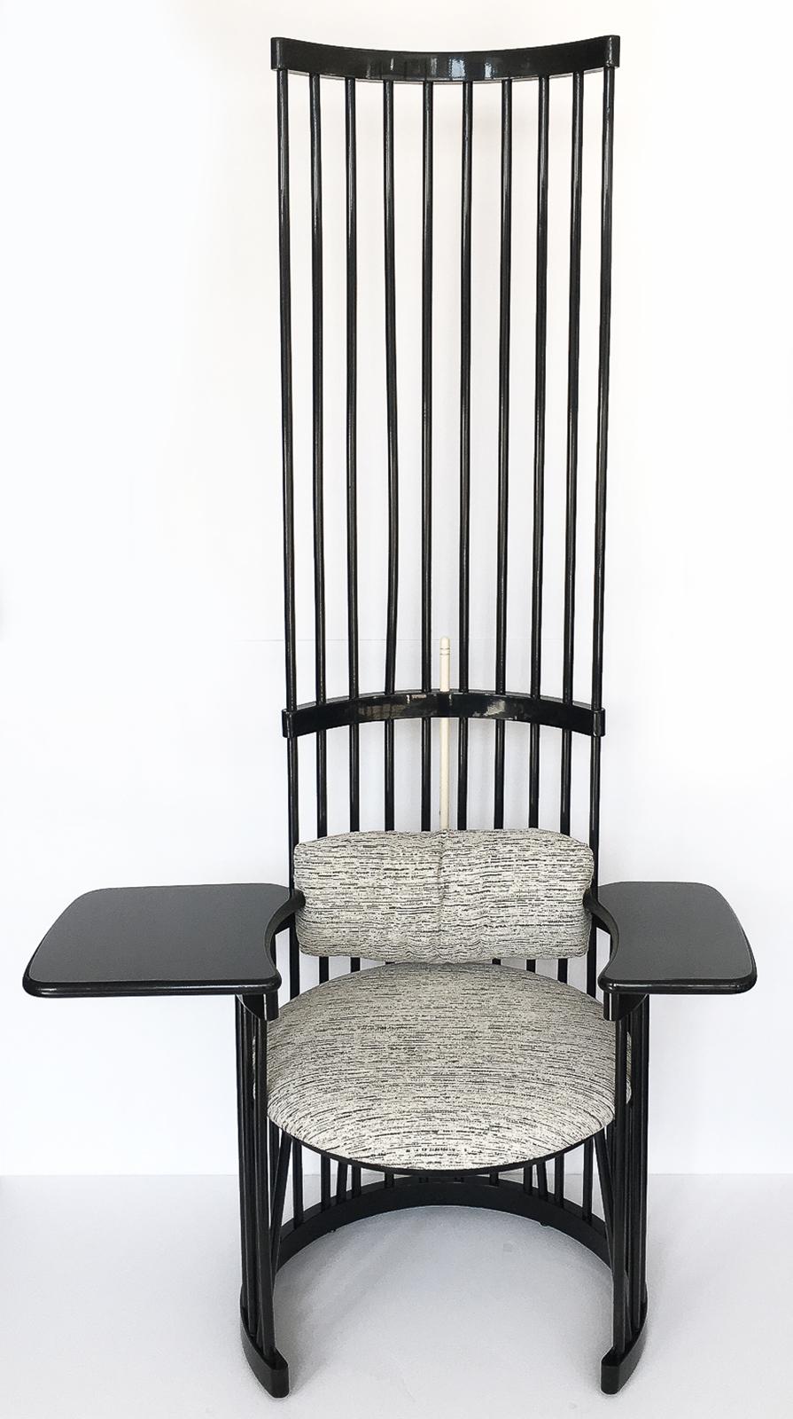 Unica e spettacolare sedia da scrittura con schienale alto e fuso laccato nero, alta 79 pollici. Questo design modernista presenta un alto schienale a fuso curvo, una base semicircolare, una seduta rotonda imbottita, uno schienale imbottito e